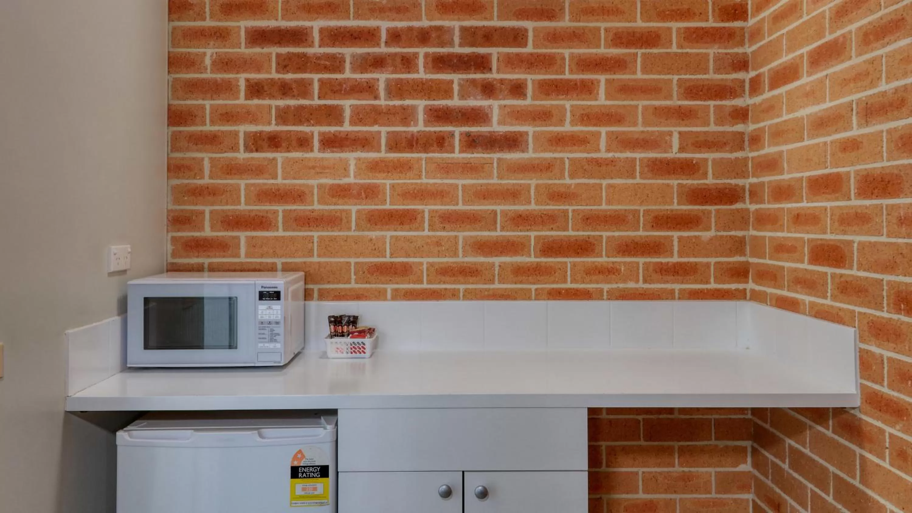 Kitchen or kitchenette in Country Gardens Motor Inn