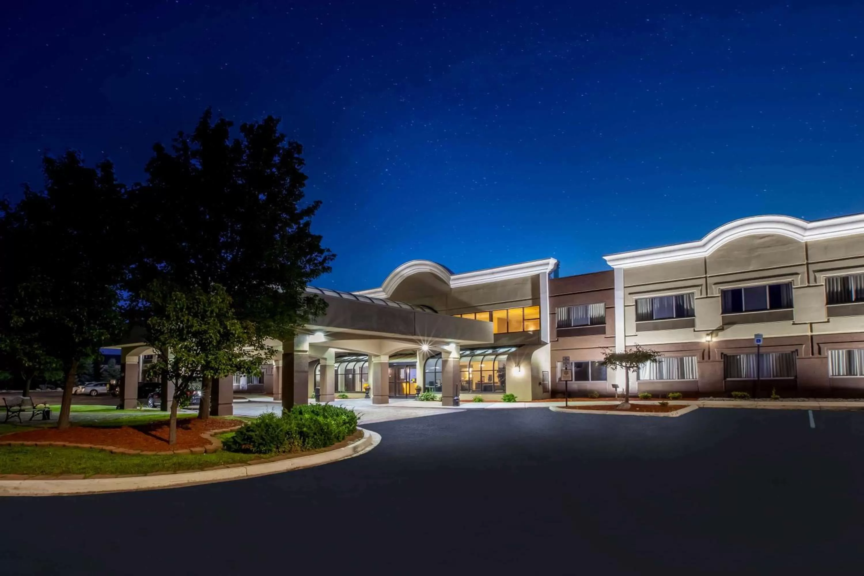Property building in Days Inn & Suites by Wyndham Rochester Hills MI