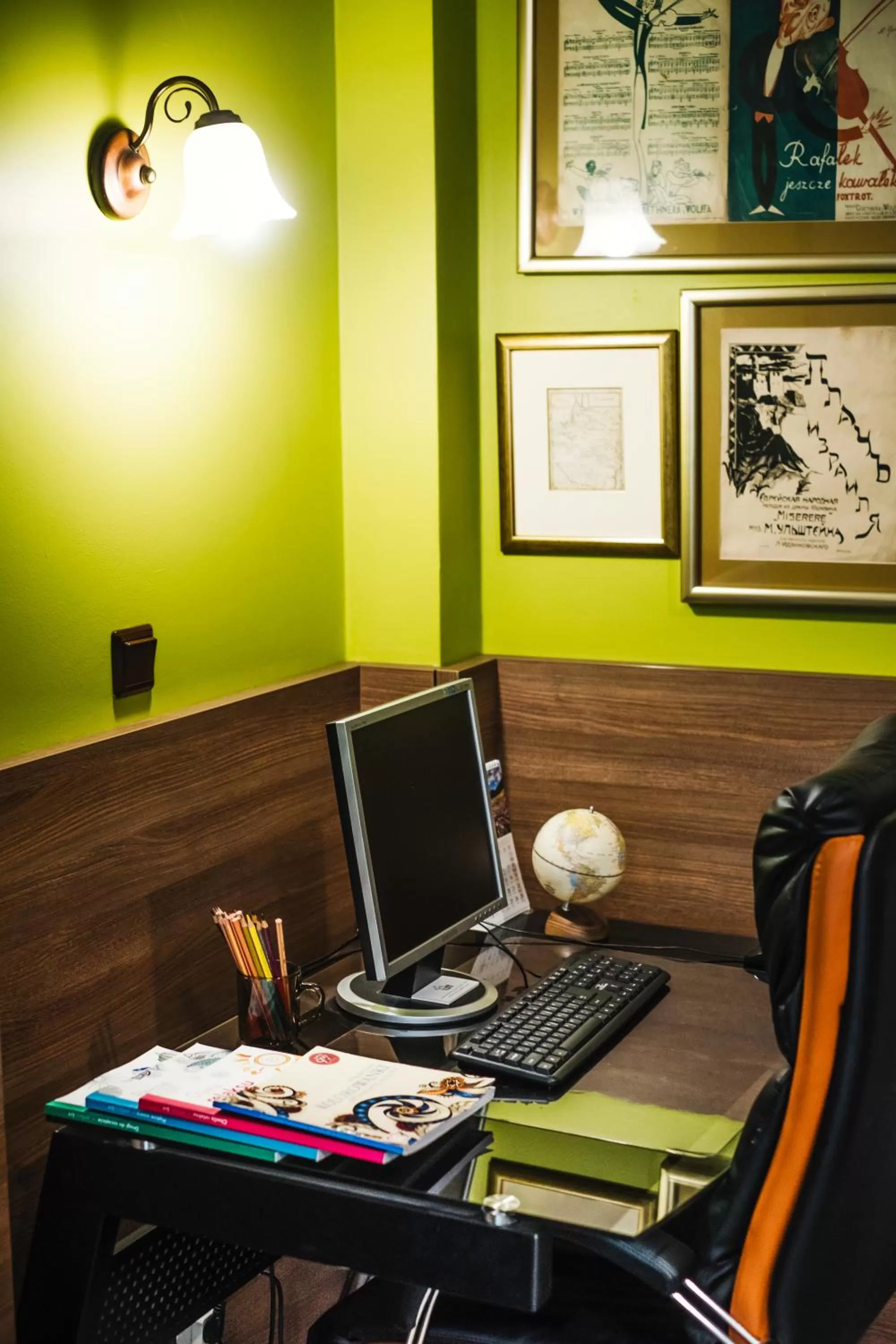 Communal lounge/ TV room in Hotel Eden