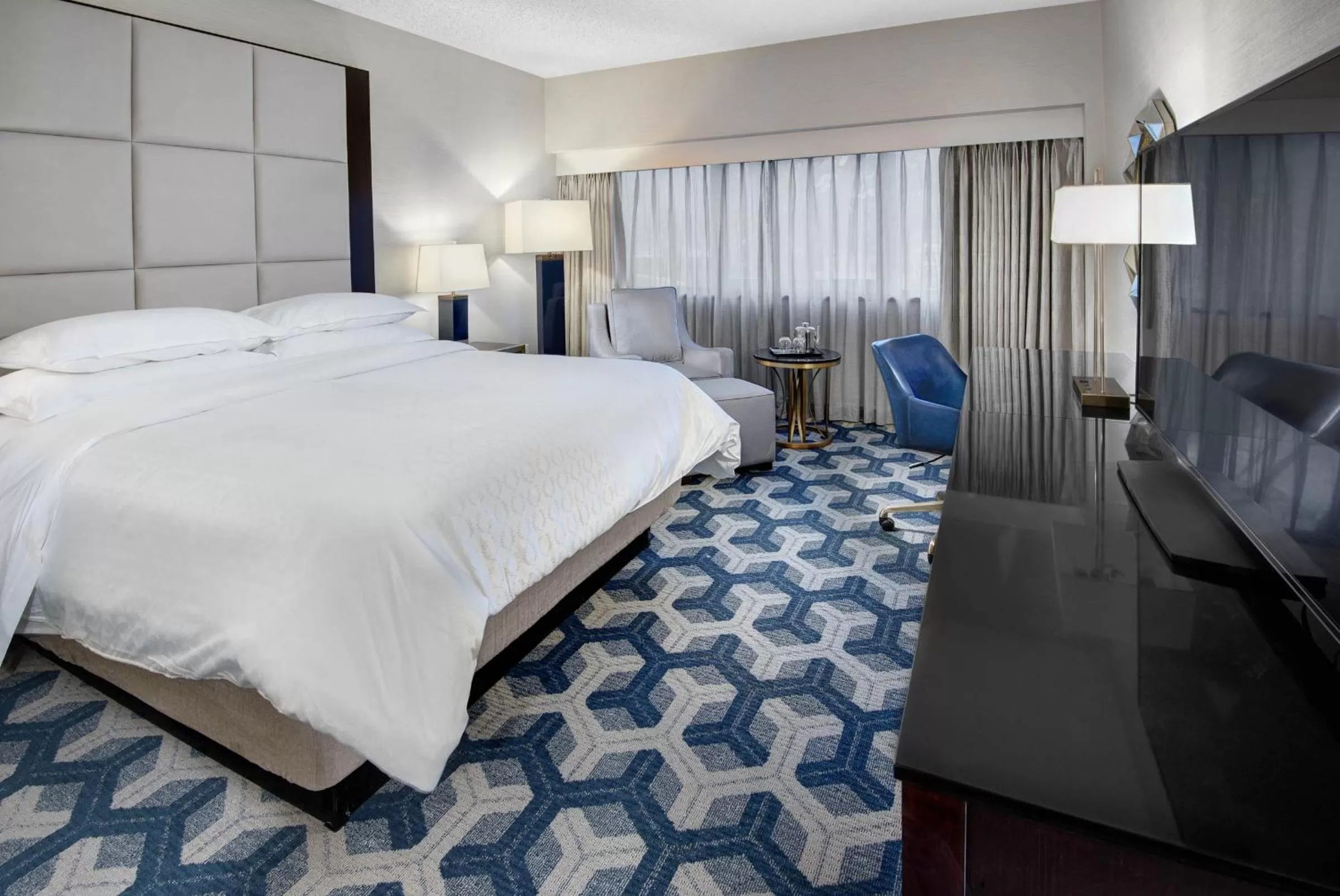 King Room with Adapted Tub - Mobility and Hearing Accessible in Sheraton Eatontown Hotel