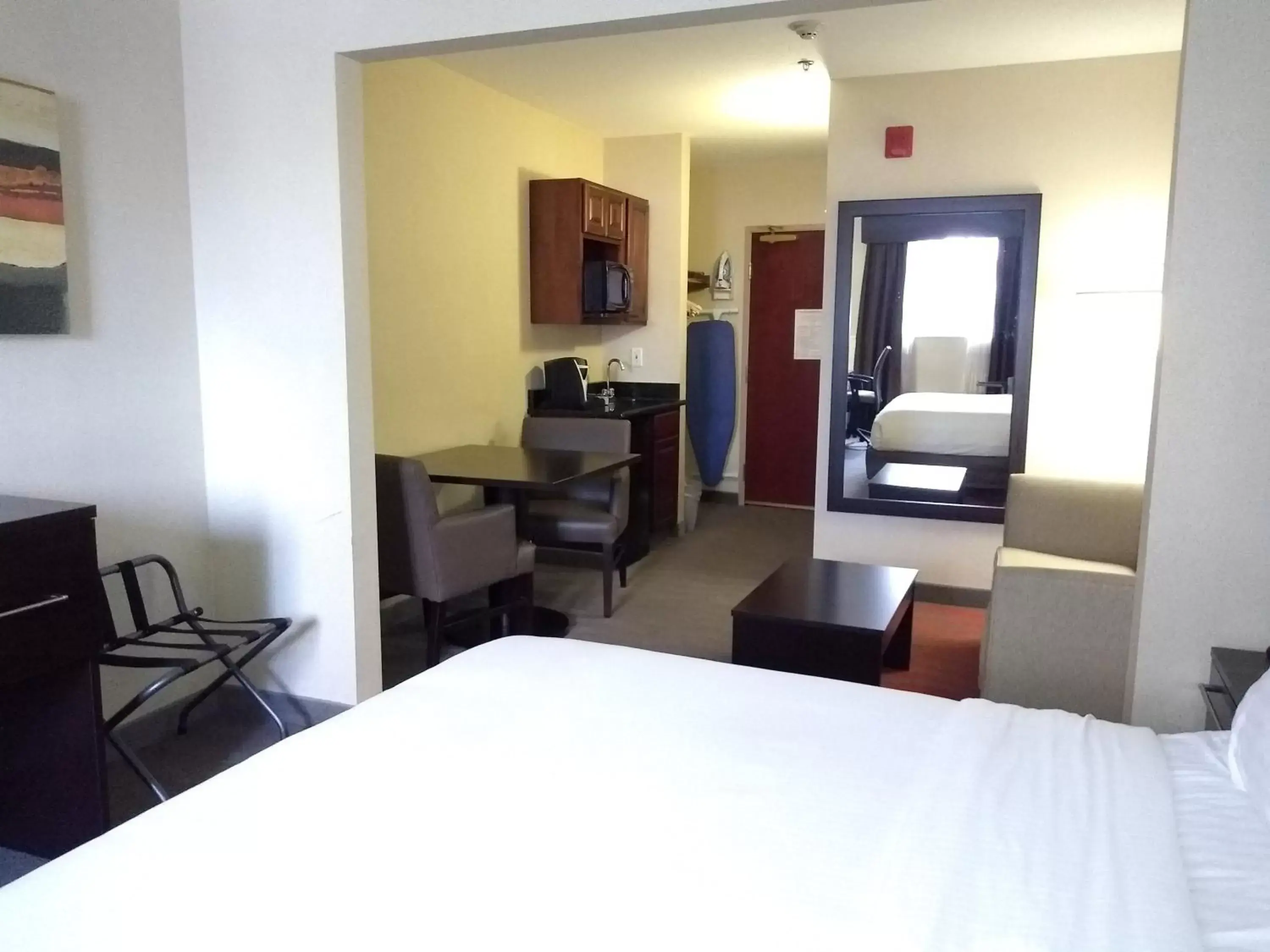 King Suite in Holiday Inn Express Hotel & Suites Waterford by IHG King Suite in Holiday Inn Express Hotel & Suites Waterford by IHG