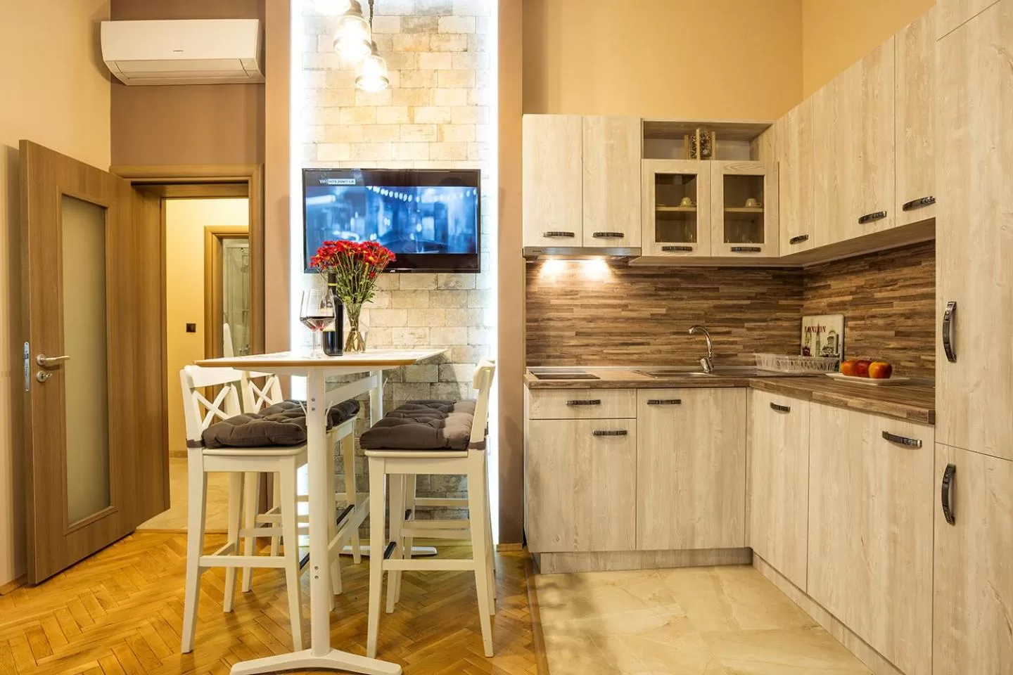 Kitchen or kitchenette in Sofia Place Hotel by HMG