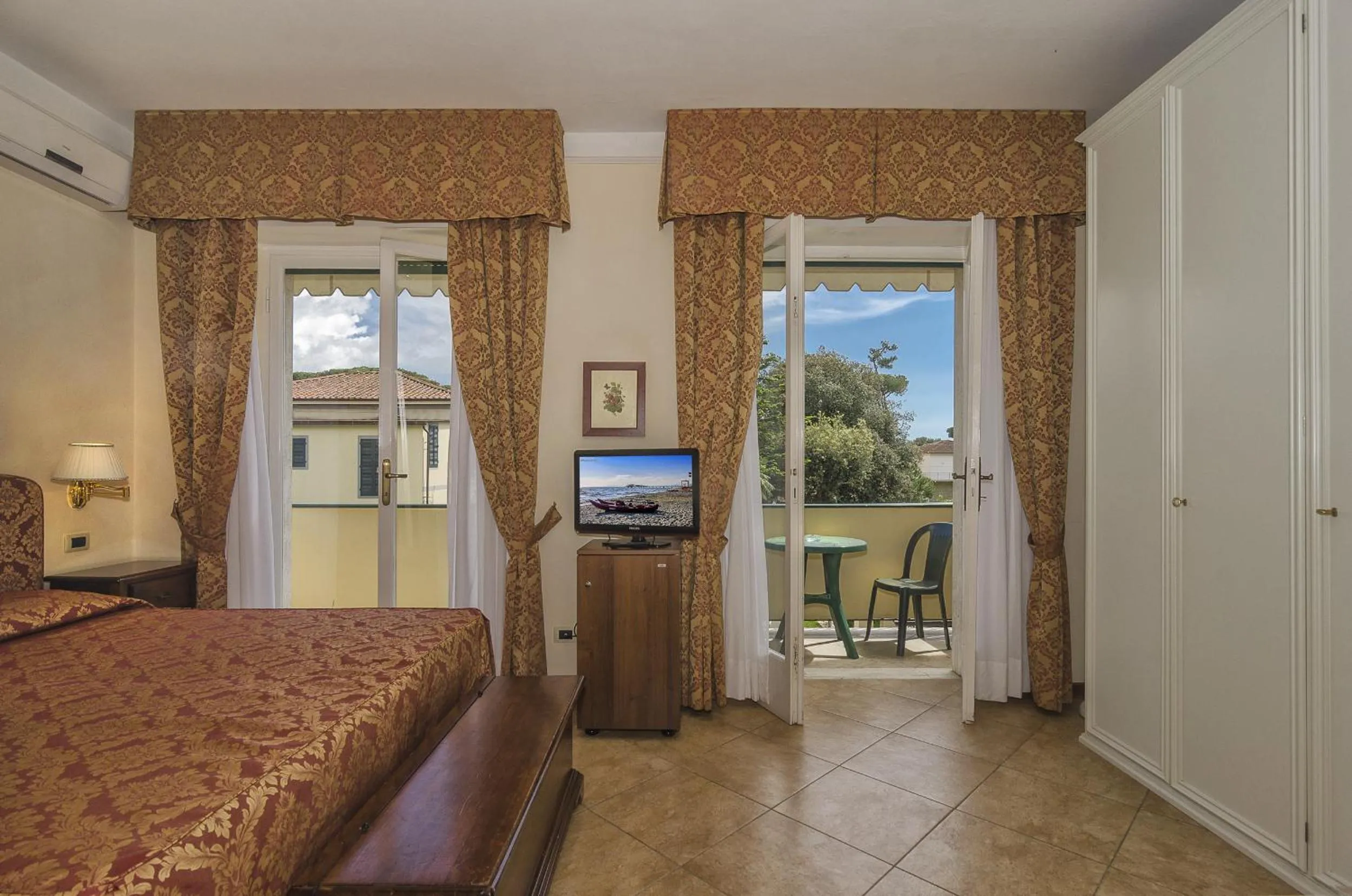 Photo of the whole room, Bed in Hotel Verdemare