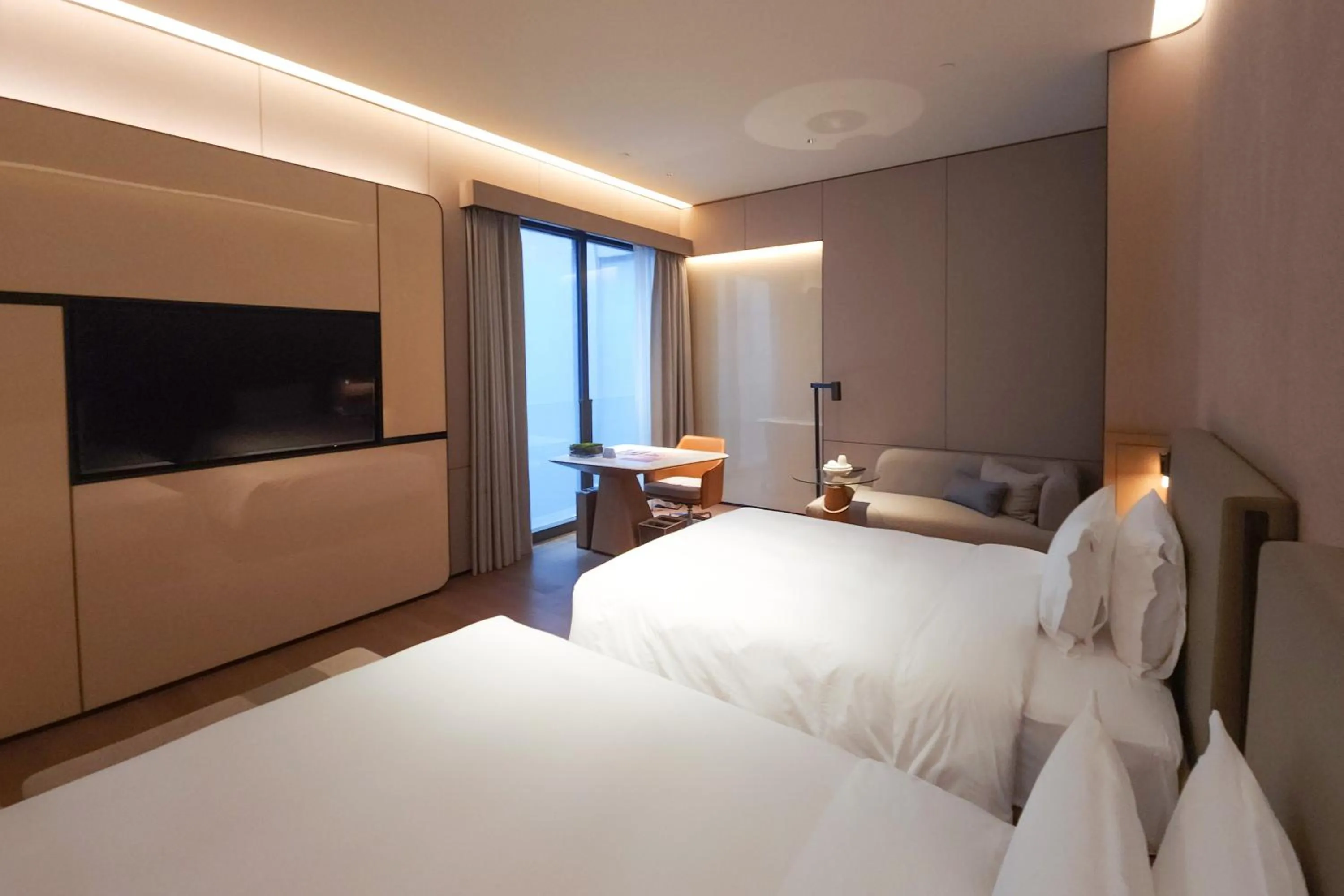 Photo of the whole room, Bed in Crowne Plaza Chaozhou Riverside by IHG