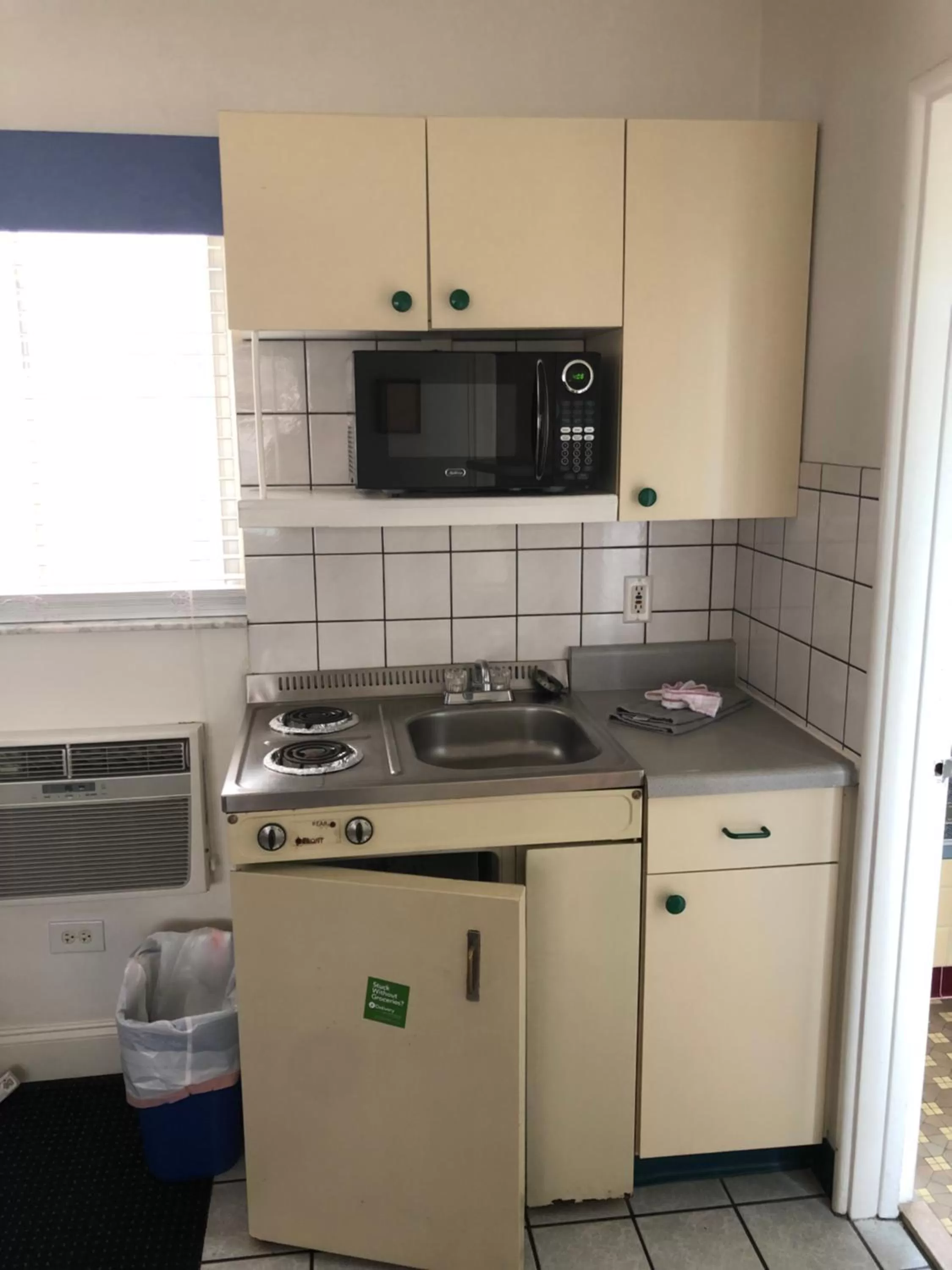 Kitchen or kitchenette, Kitchen/Kitchenette in Arvilla Motel
