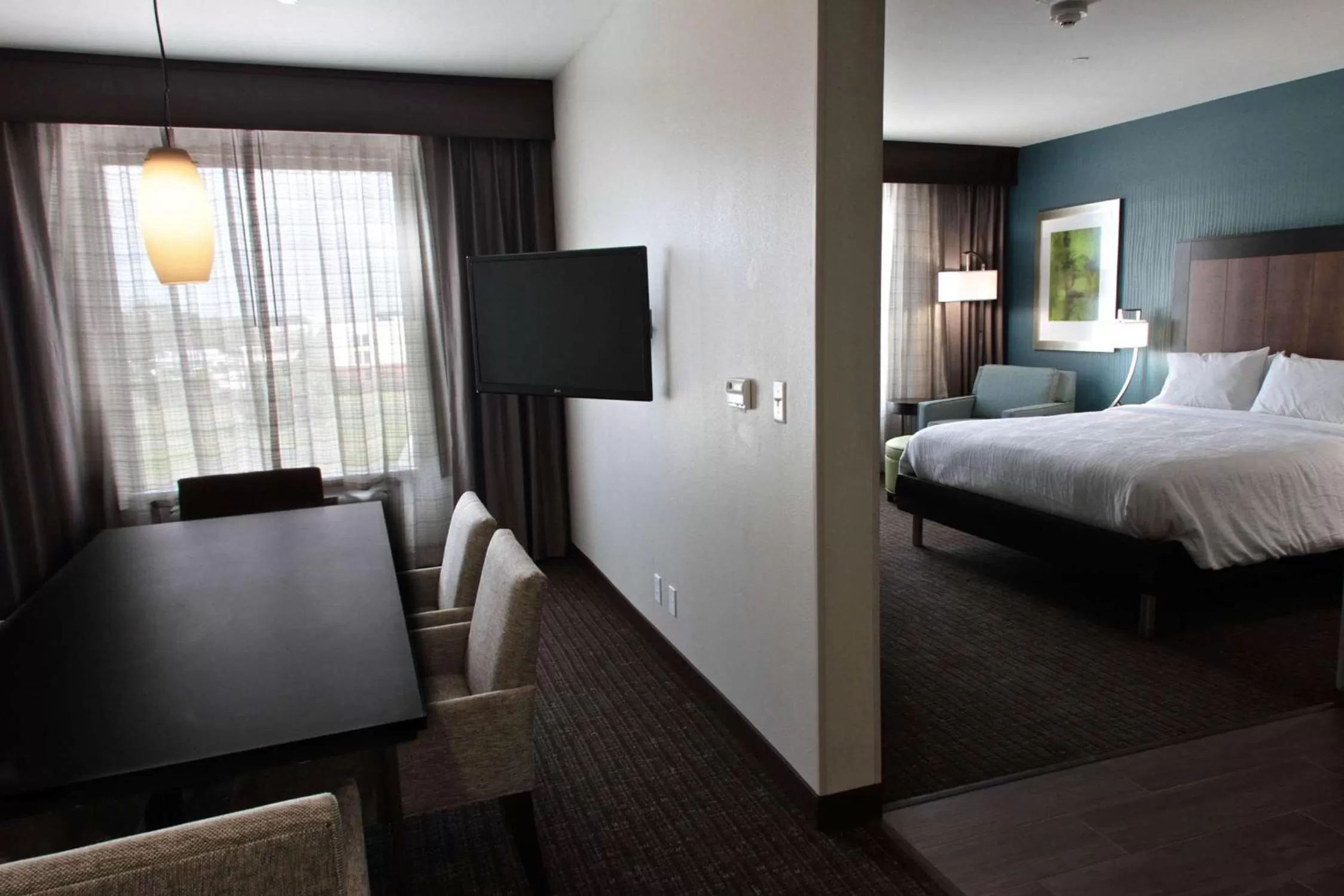 Living room, Bed in Hilton Garden Inn Victoria