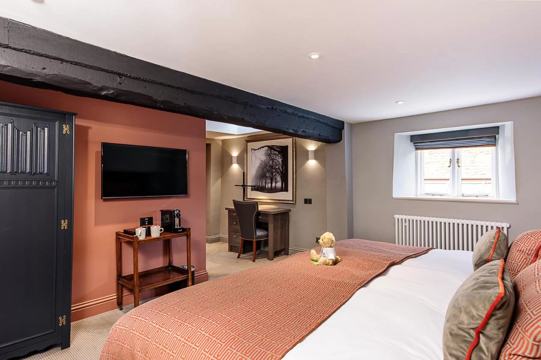 Bedroom, TV/Entertainment Center in The Castle Inn