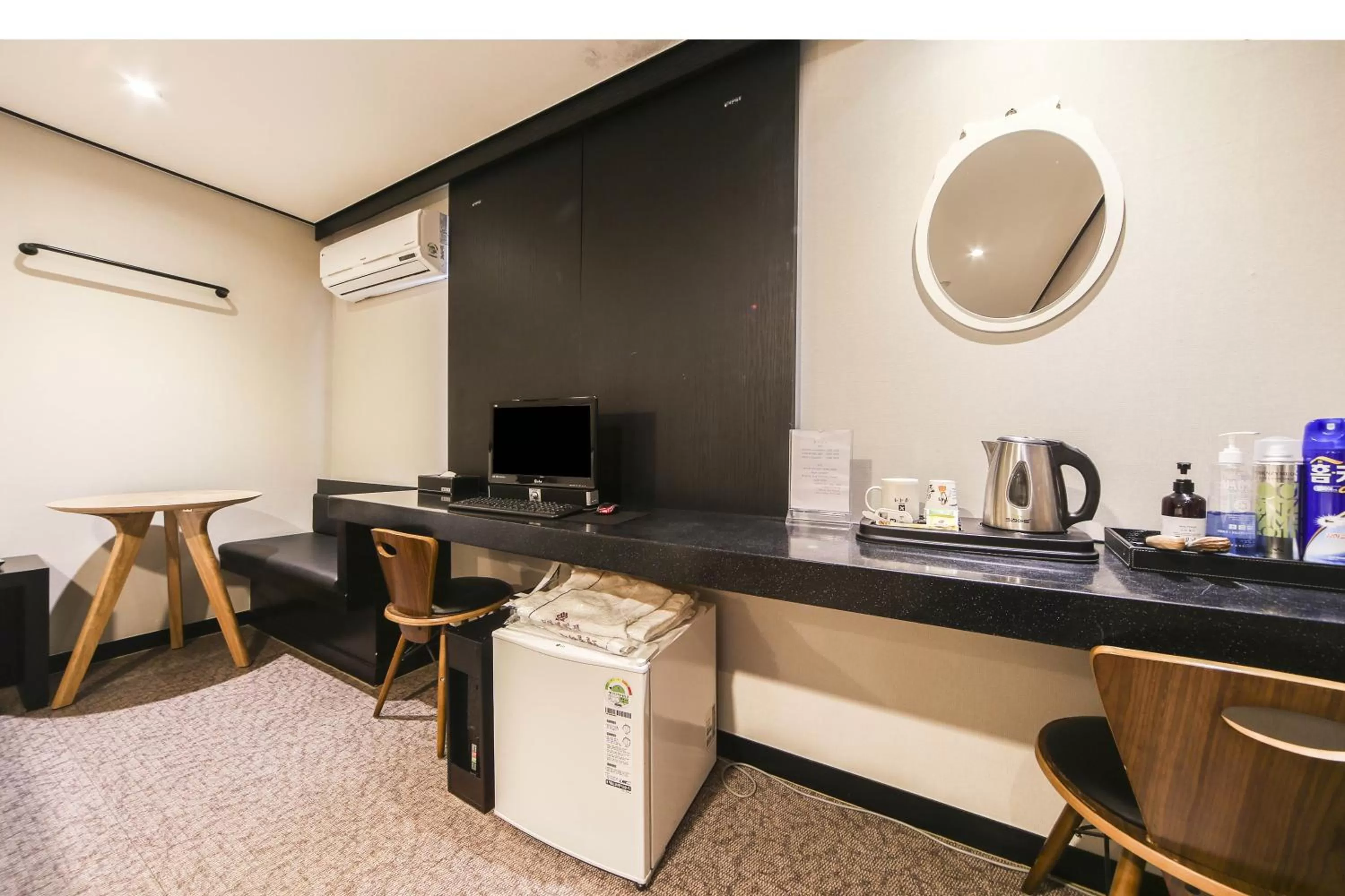 Coffee/tea facilities in Elysee Hotel