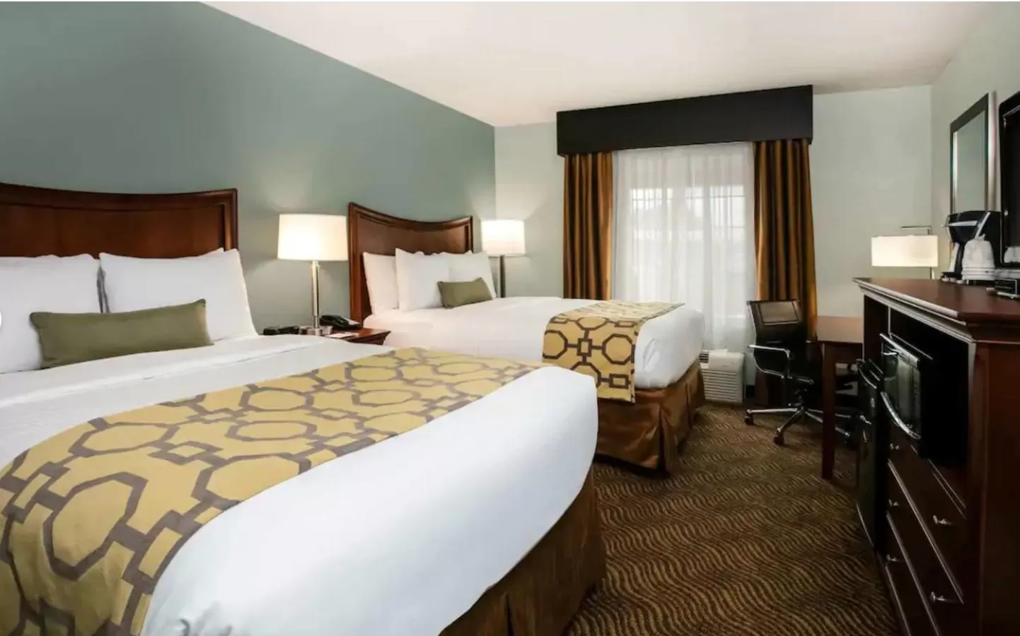 Photo of the whole room, Bed in Baymont Inn & Suites Braselton