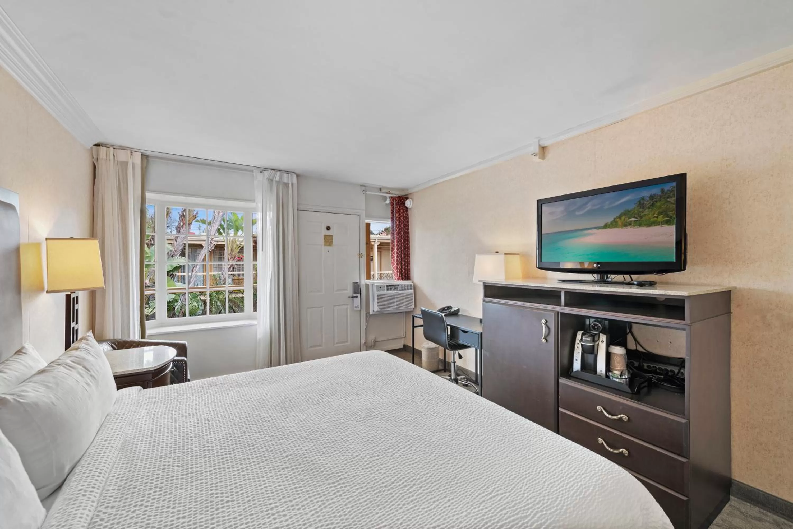 Bed in 14 West Hotel Laguna Beach