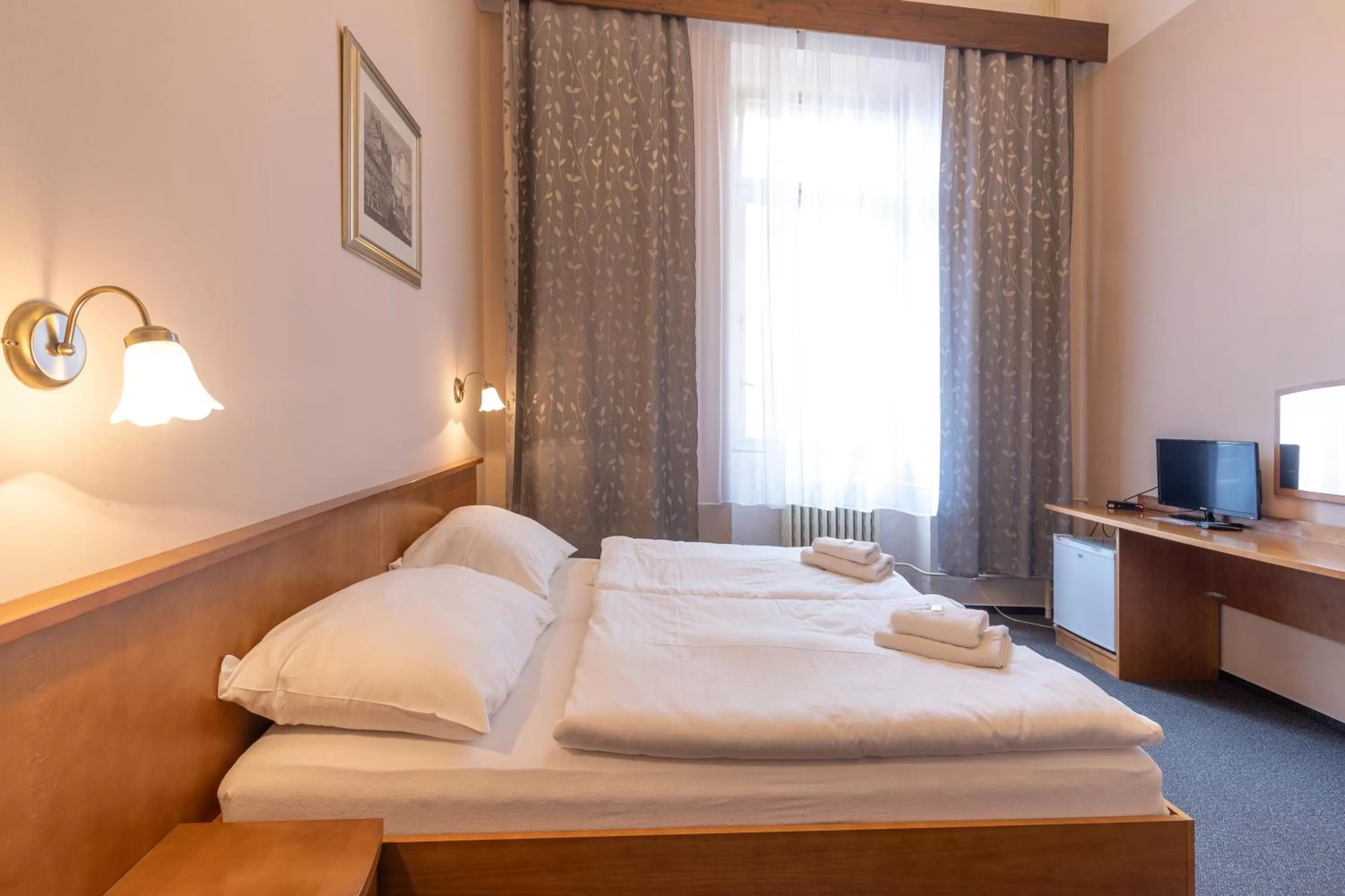 Property building, Bed in Hotel Slovan Plzeň