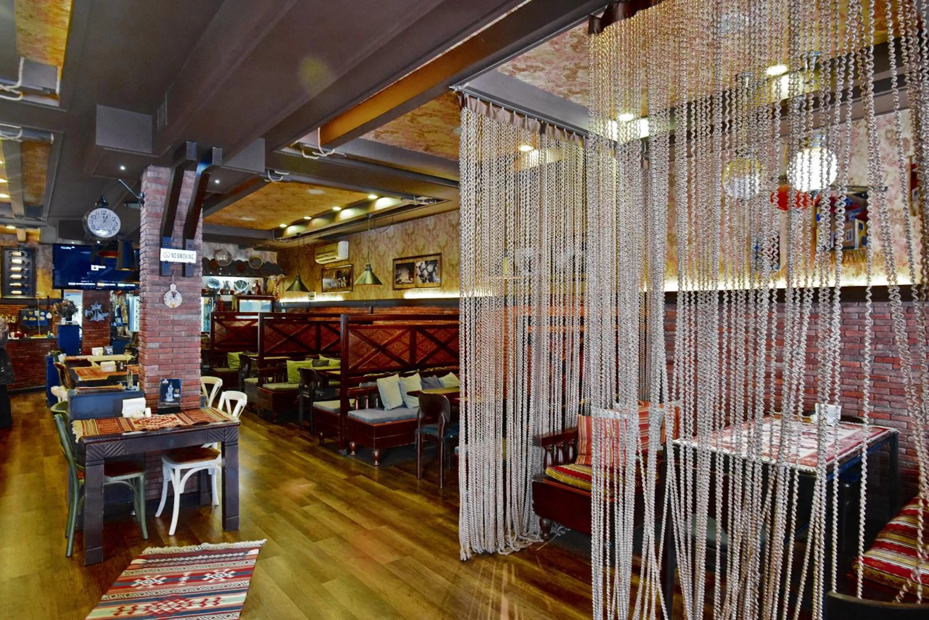 Restaurant/places to eat in Antika Hotel