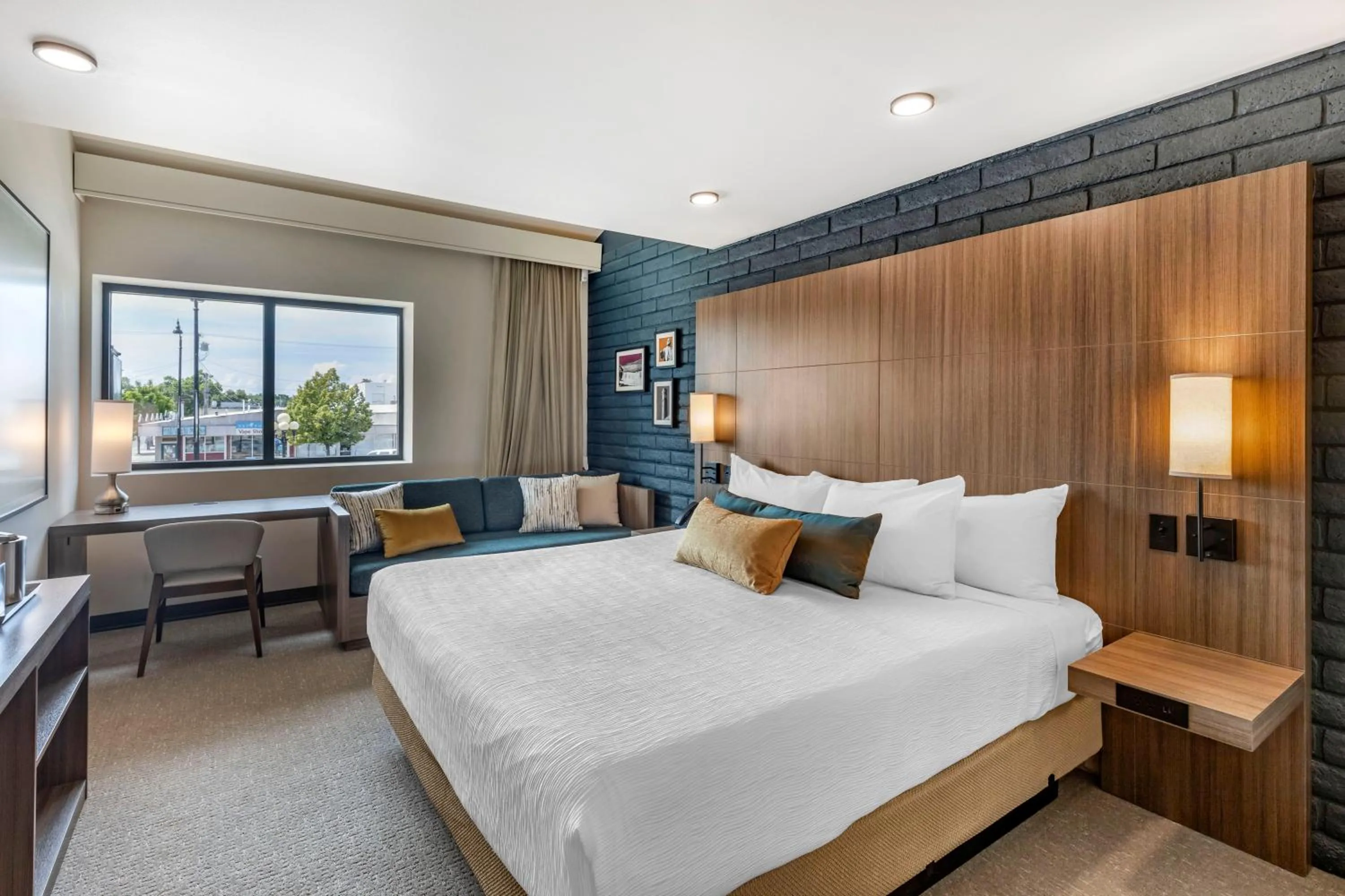 Photo of the whole room, Bed in The Gibson Hotel Great Falls, an Ascend Collection Hotel