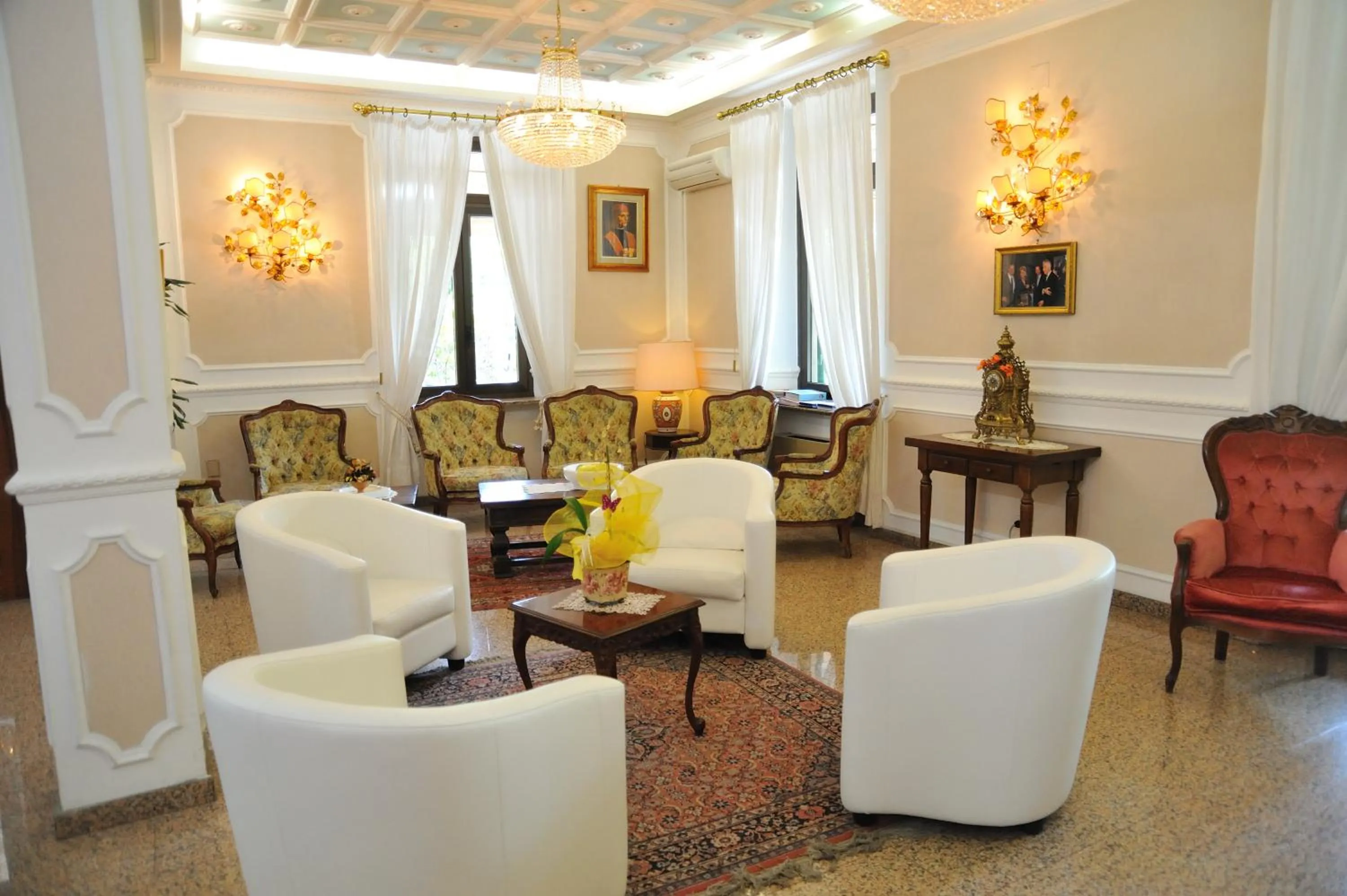 Communal lounge/ TV room in Hotel Savona