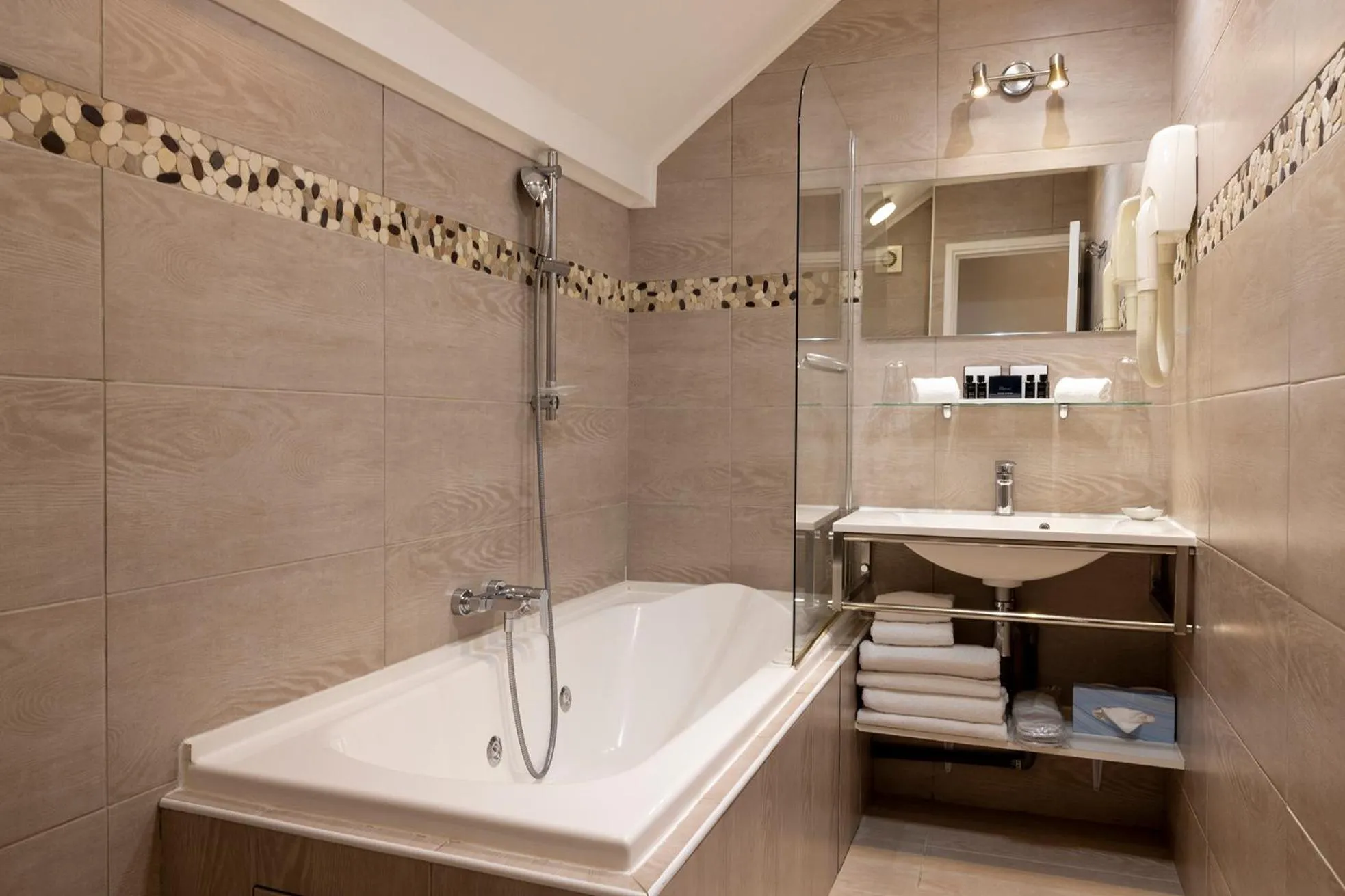 Bathroom in Relais Hôtel du Vieux Paris