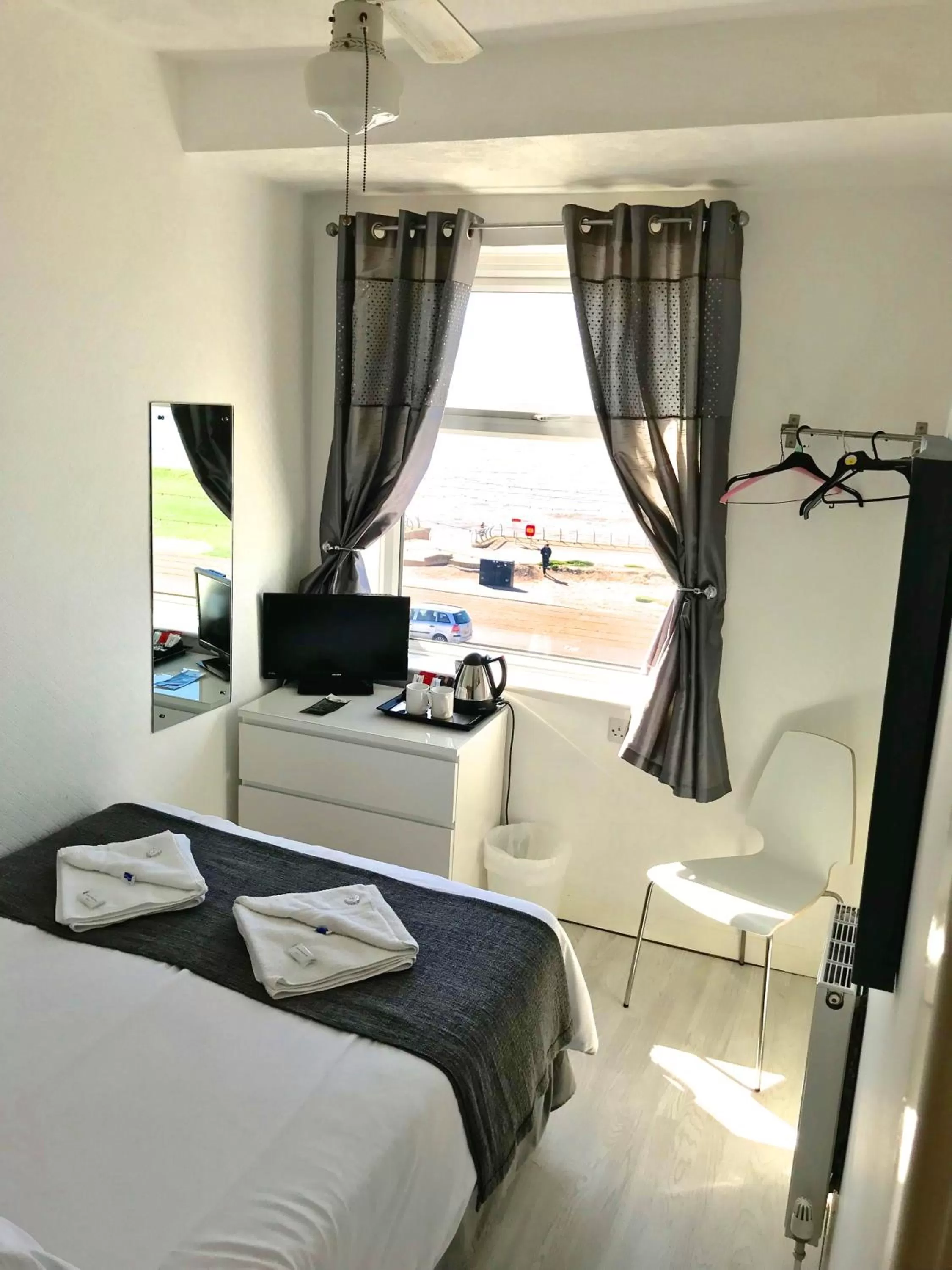 Bedroom, Bed in Sandford Promenade