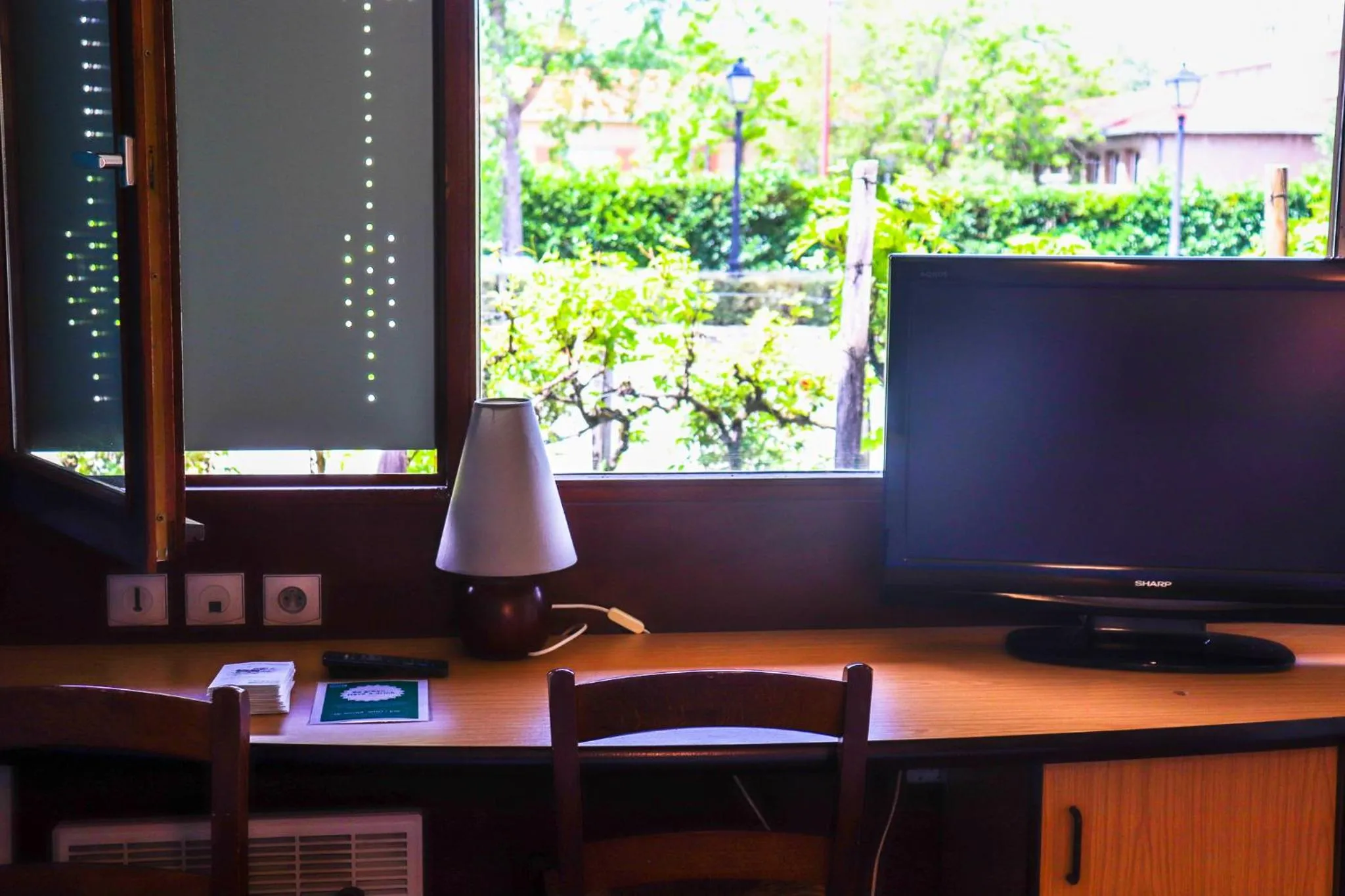 TV and multimedia in Kyriad Direct Roanne Hôtel