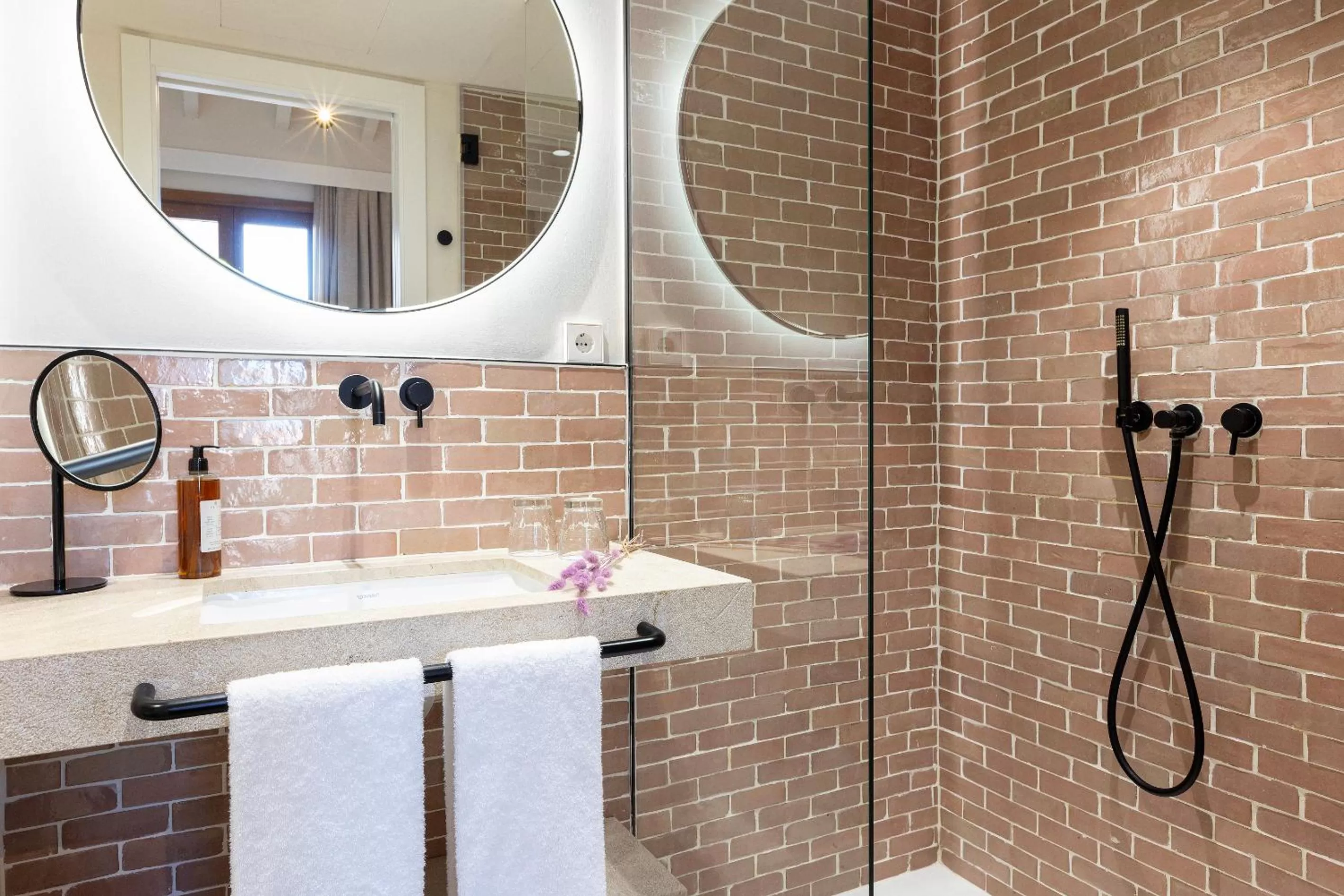 Shower in Samaritana Suites