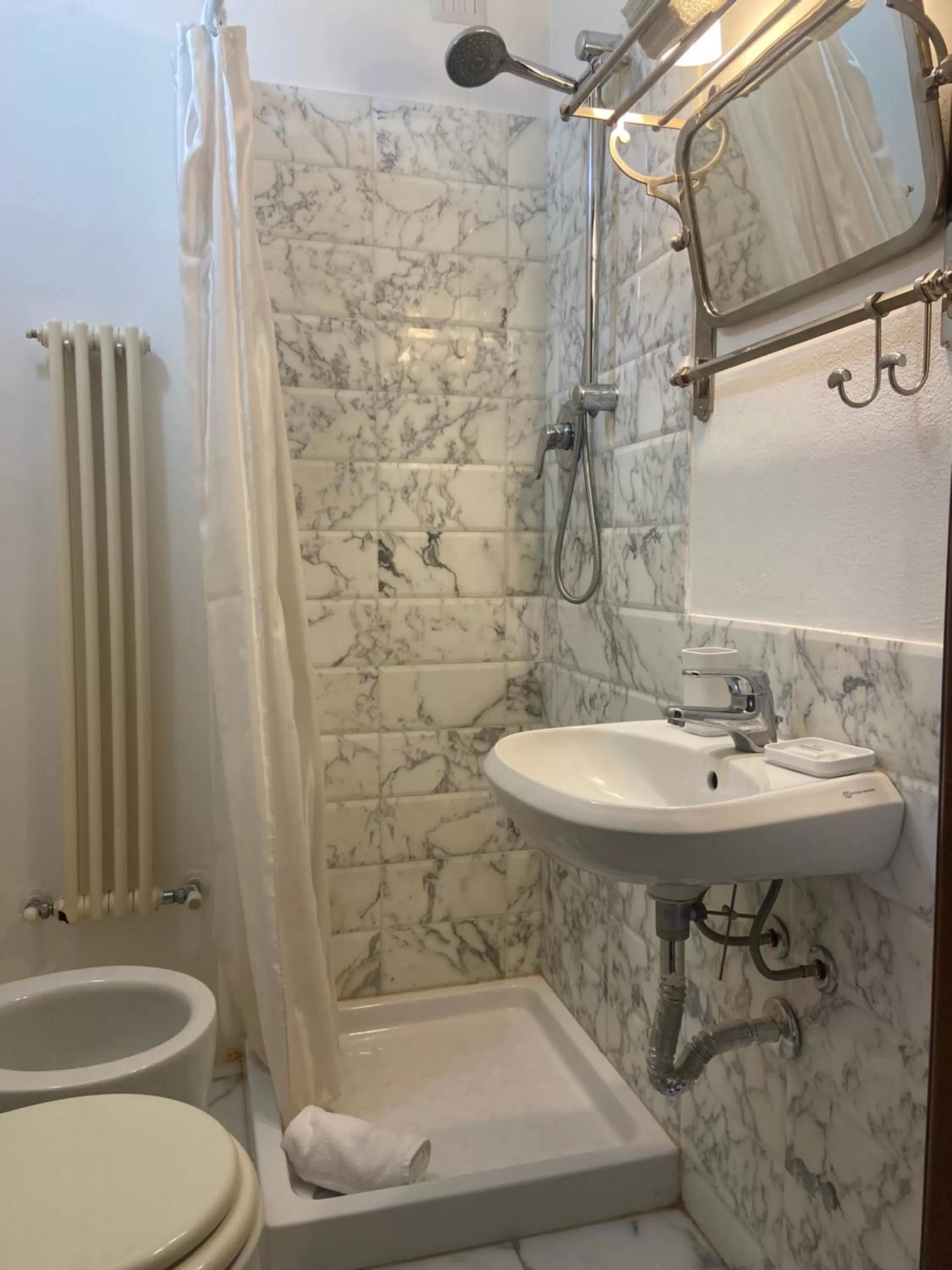 Shower in Giada Palace - Rooms