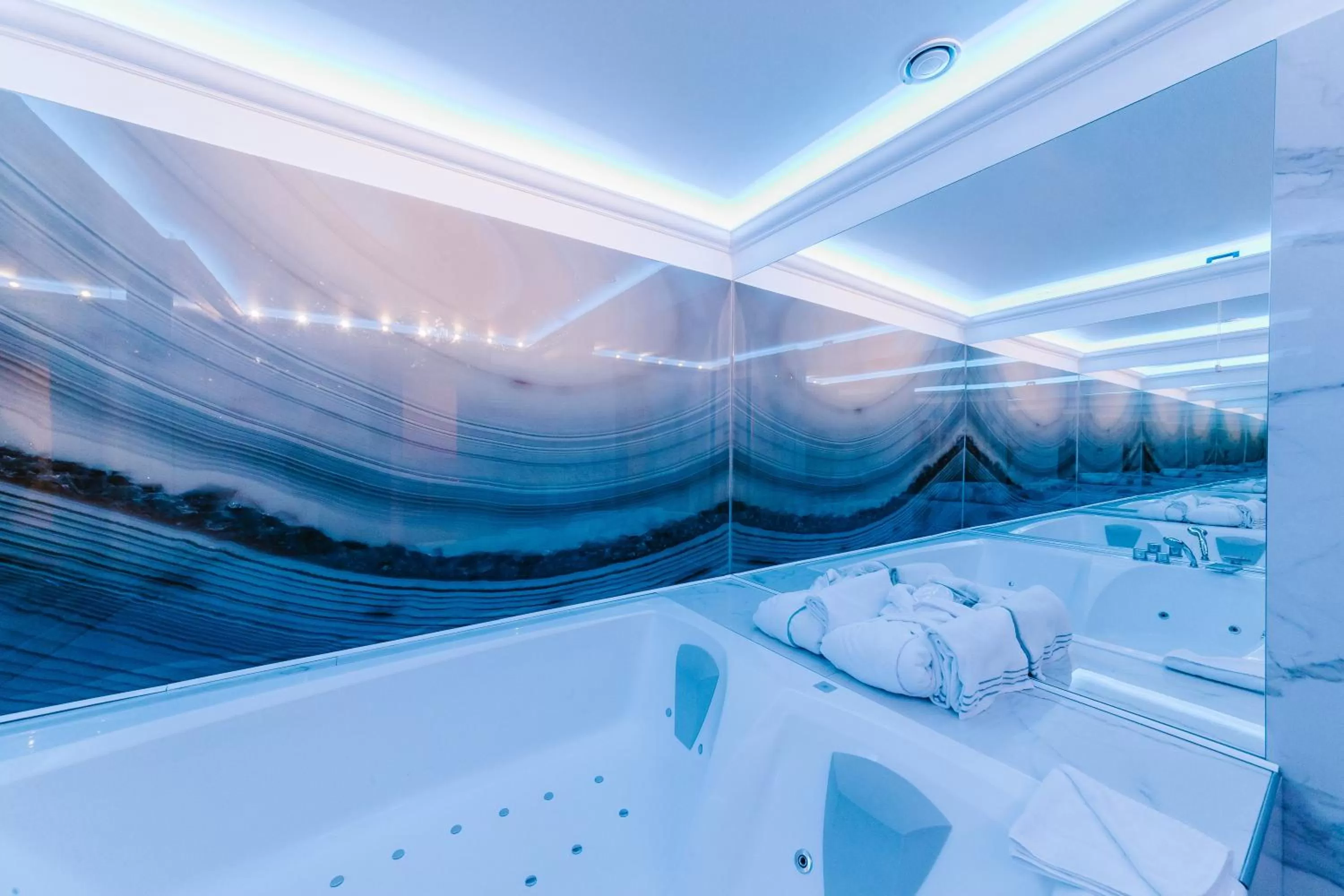 Hot Tub in Hotel Motel Prestige