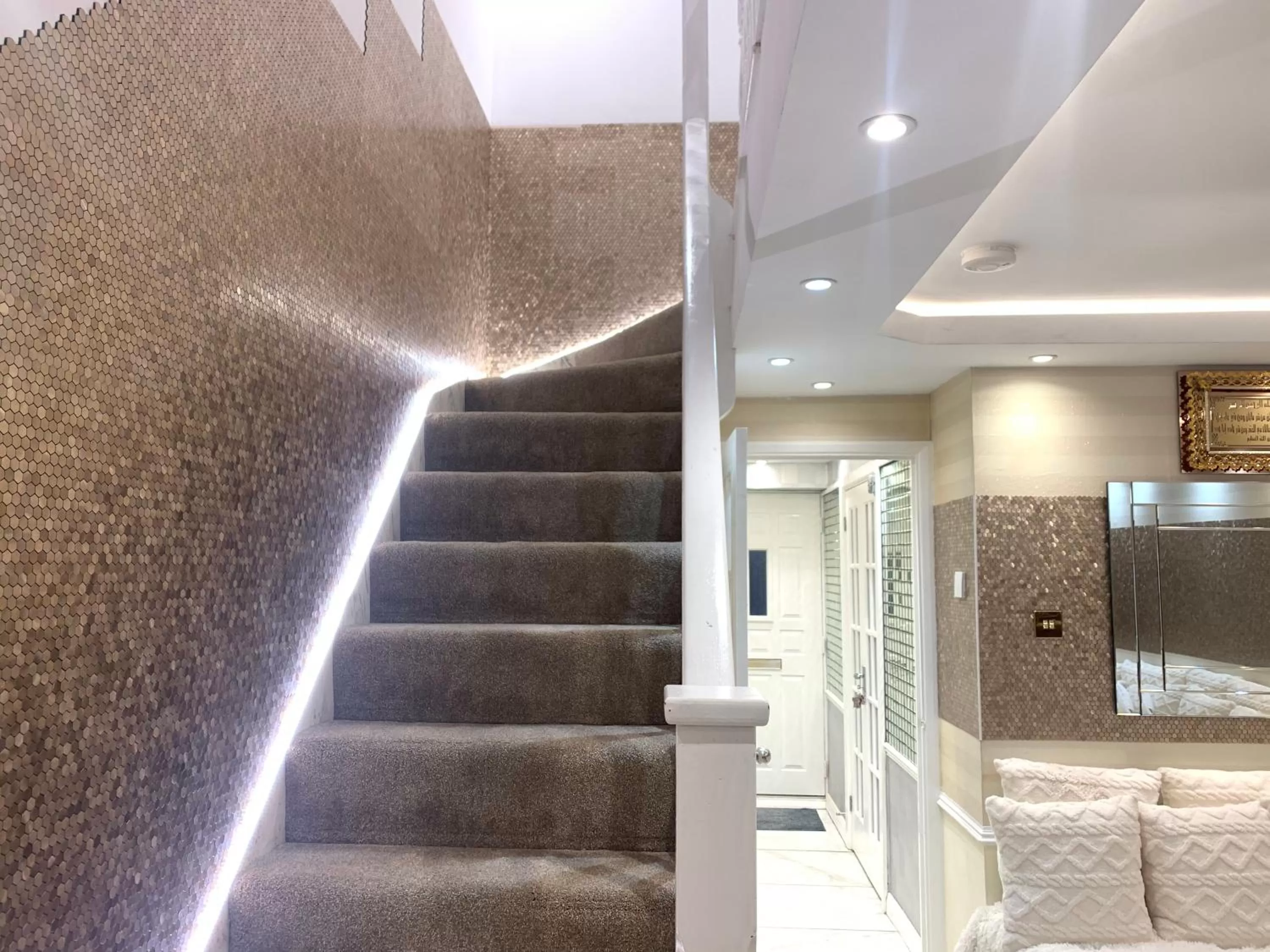 Facade/entrance in Double Bedroom w Ensuite Bathroom Near Grand Union Canal for Family and Friends