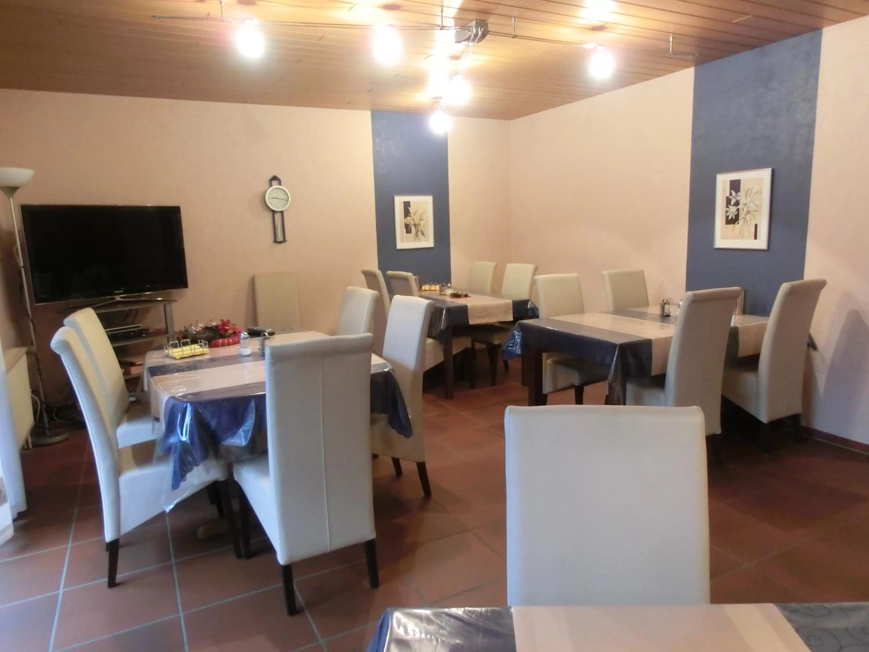 Communal lounge/ TV room, Restaurant/Places to Eat in Ullas Gästehaus