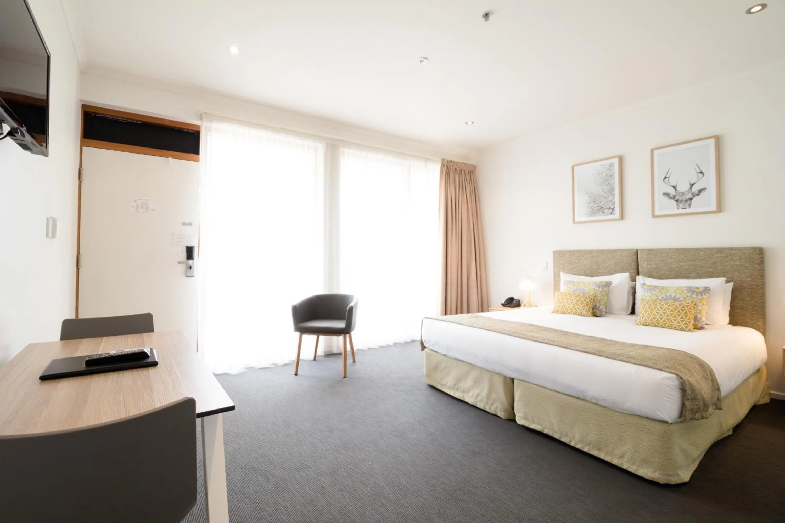 Photo of the whole room, Bed in The Manna Of Hahndorf