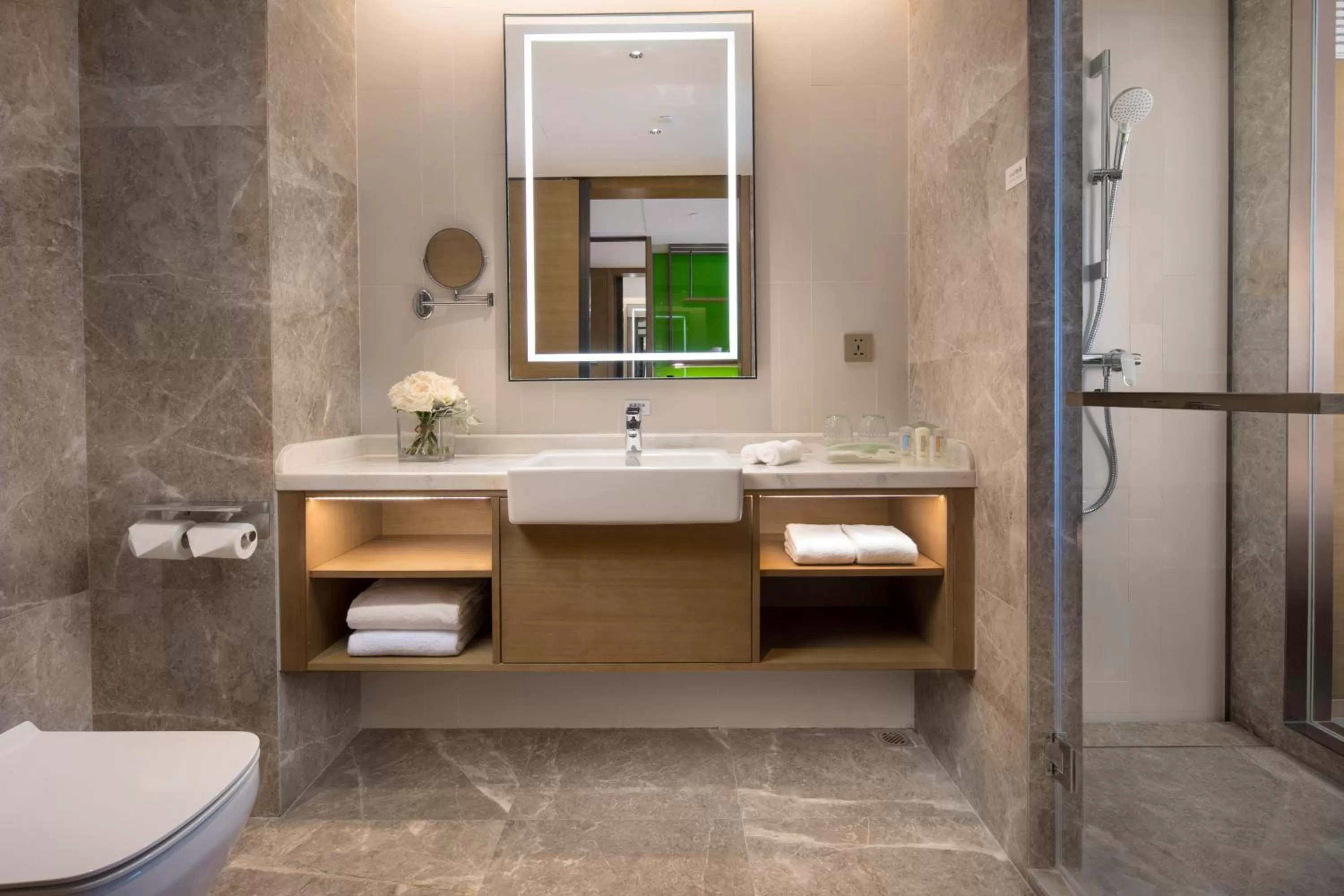 Photo of the whole room, Bathroom in Holiday Inn & Suites Lanzhou Center, an IHG Hotel