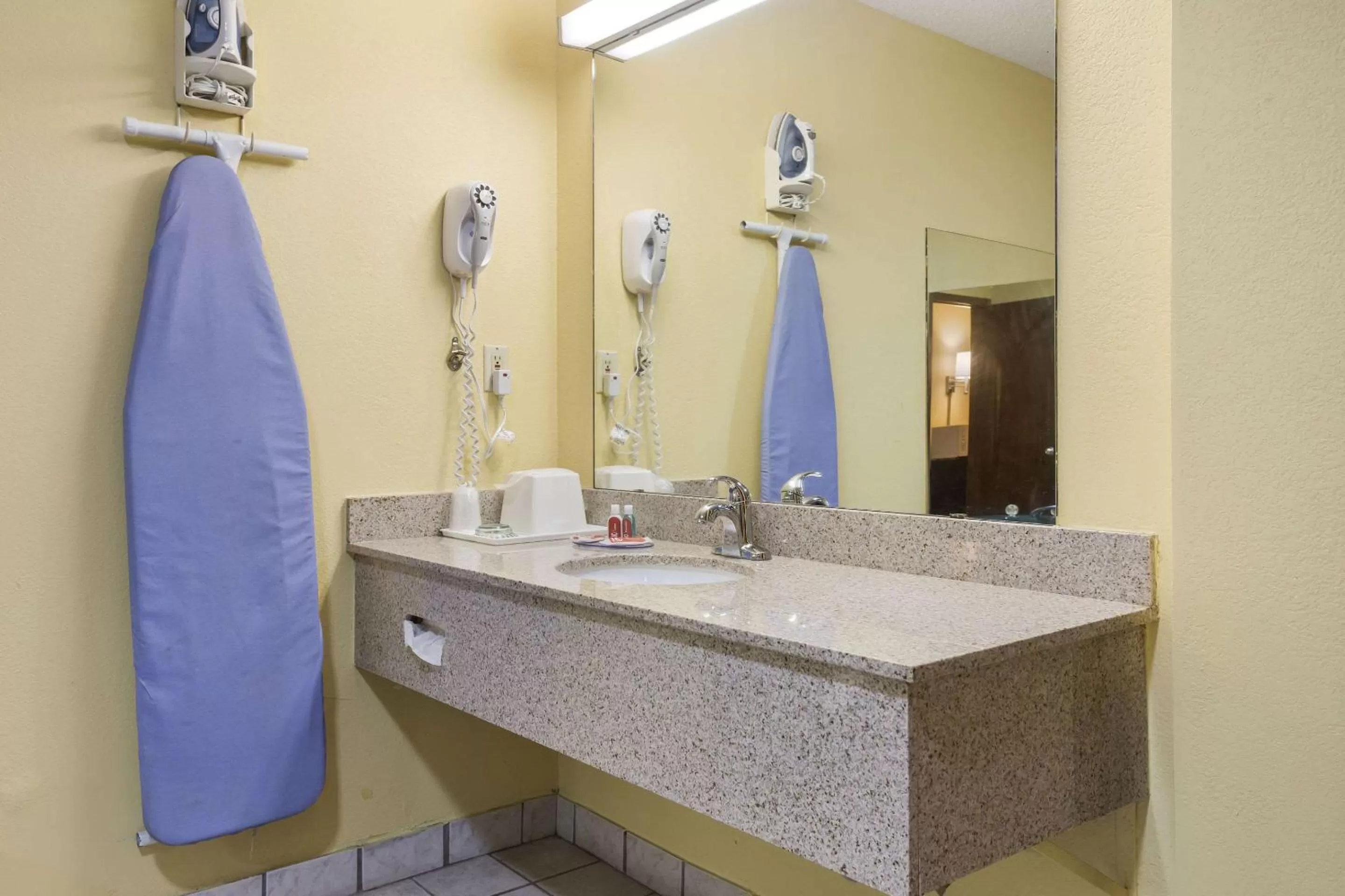 Photo of the whole room, Bathroom in Econo Lodge Saint Robert