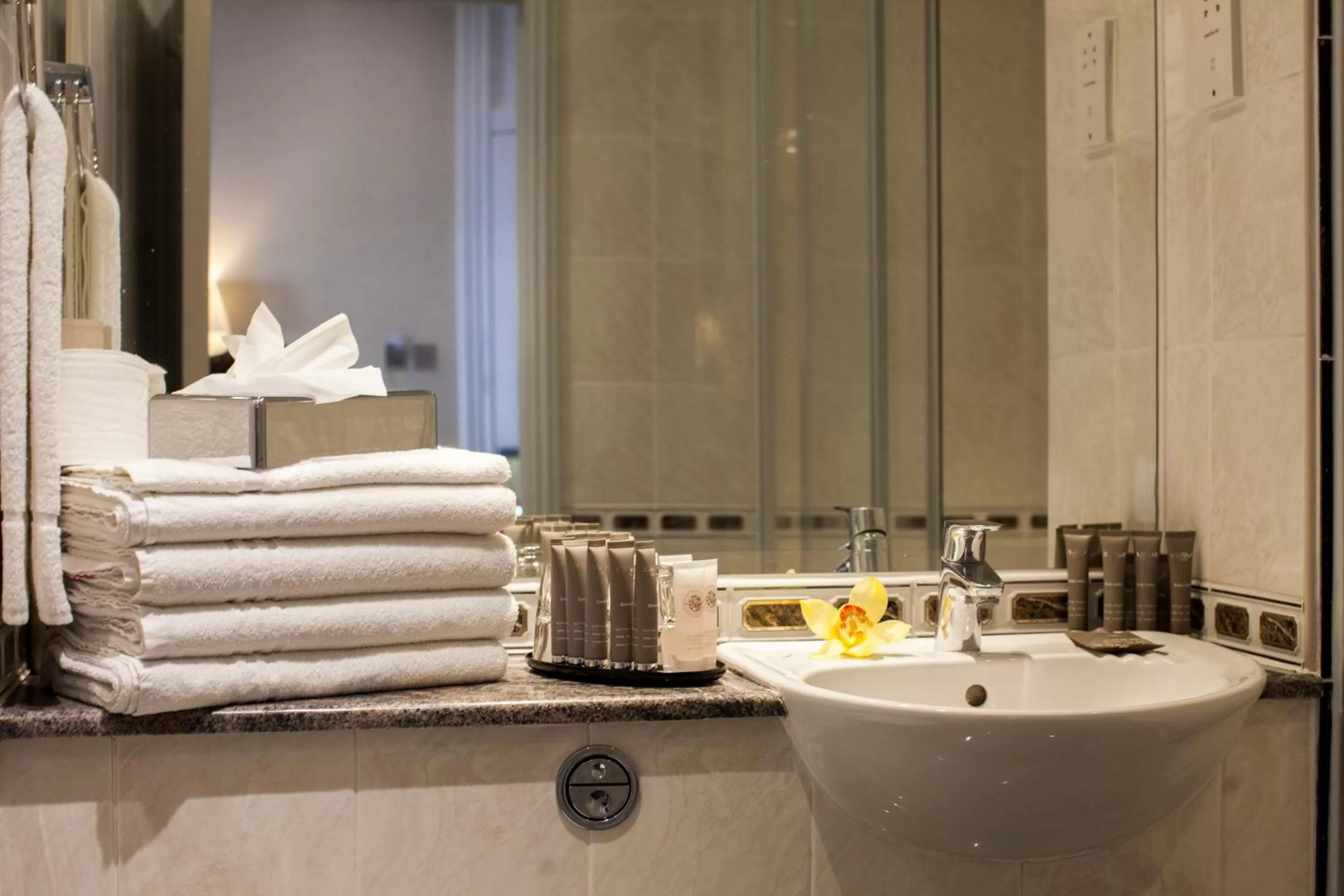 Bathroom in Gem Strathmore Hotel