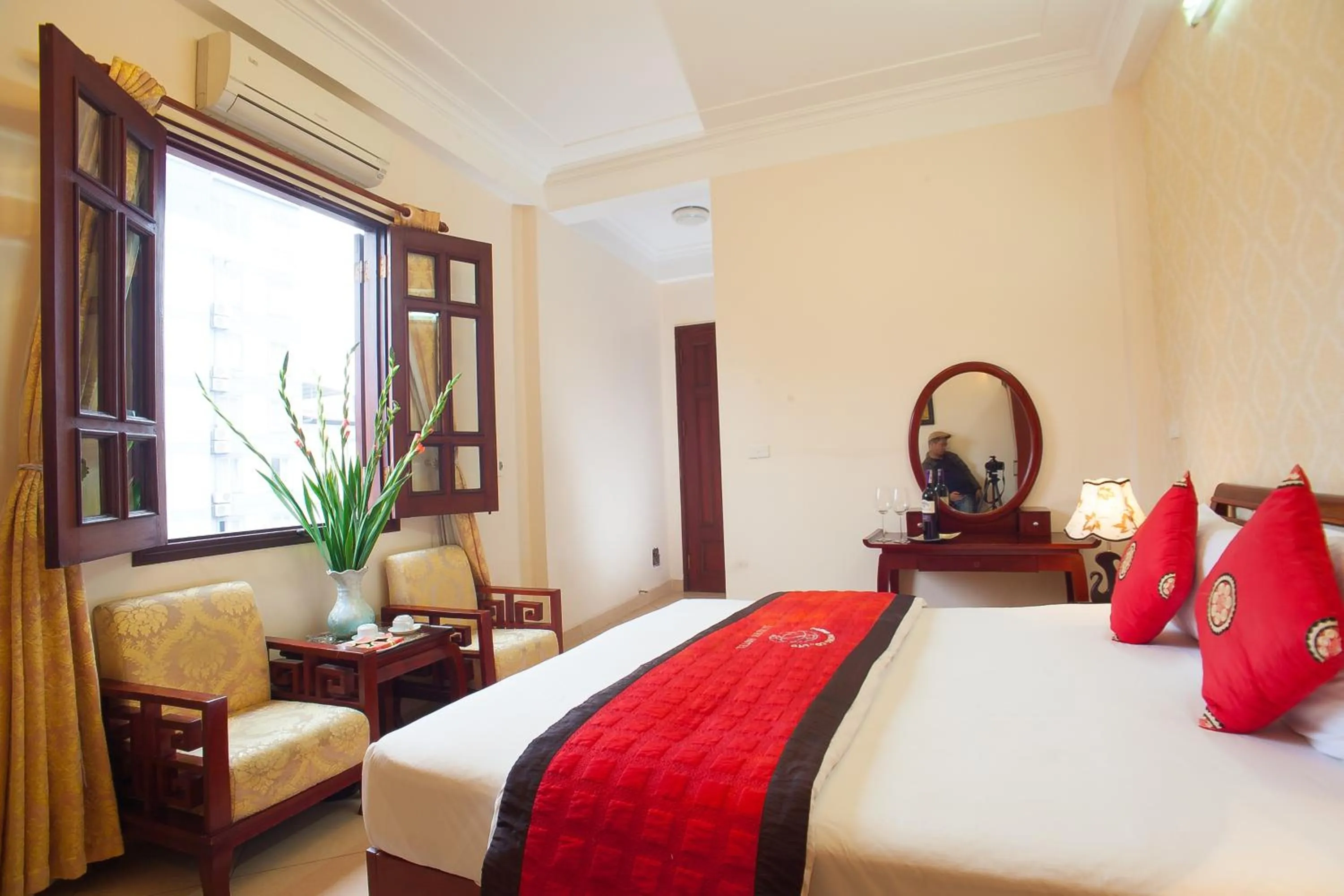 Photo of the whole room, Bed in Hanoi Luxury Hotel