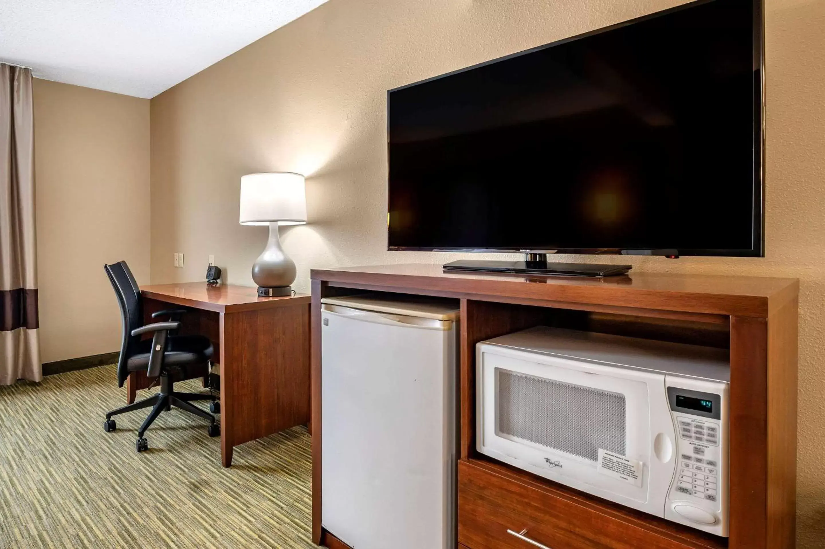 Superior King Suite - Accessible/Non-Smoking in Comfort Suites Elkhart North Superior King Suite - Accessible/Non-Smoking in Comfort Suites Elkhart North