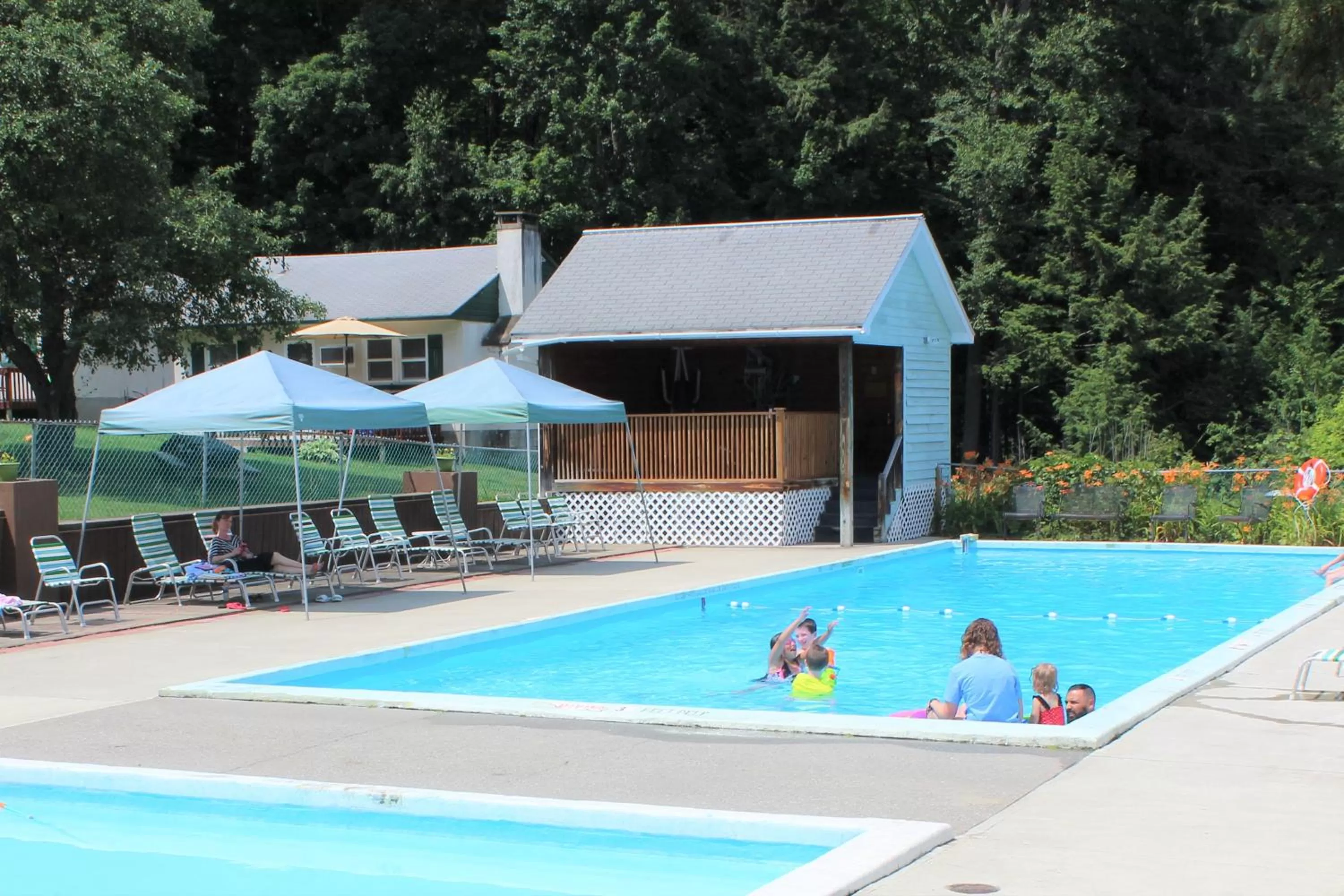 Swimming pool in Hill View Motel and Cottages