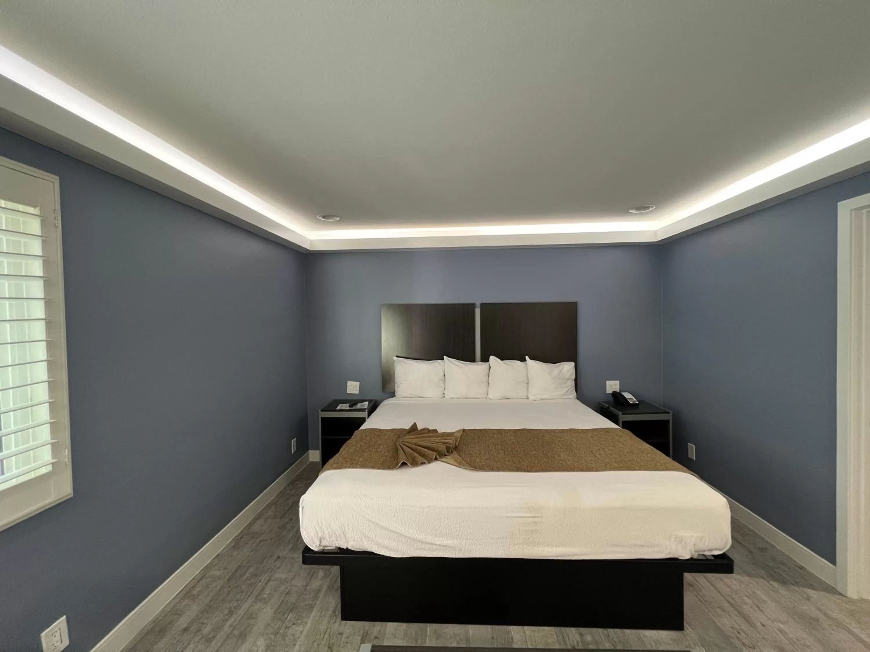 Bed in Deluxe Inn Hawthorne/ LAX