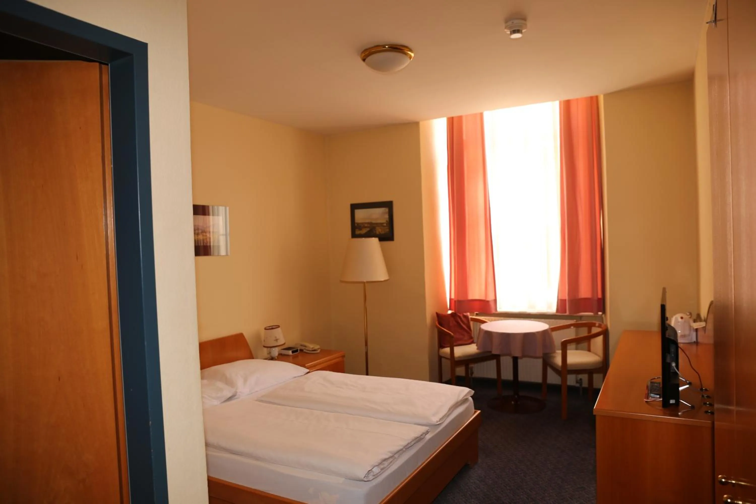 Photo of the whole room, Bed in Hotel Am Schottenpoint