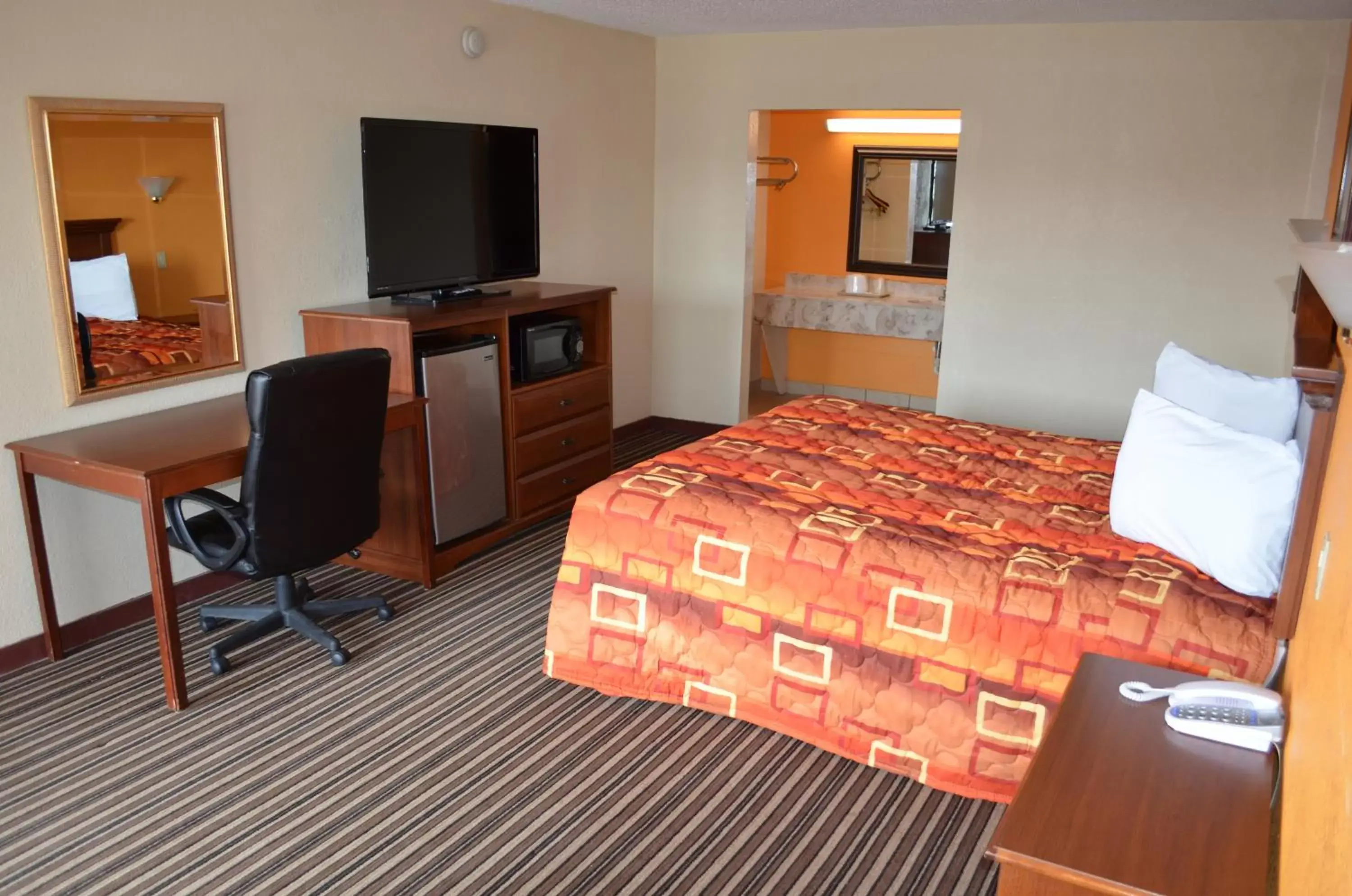 King Suite - Non-Smoking in Royal Inn Greenville King Suite - Non-Smoking in Royal Inn Greenville