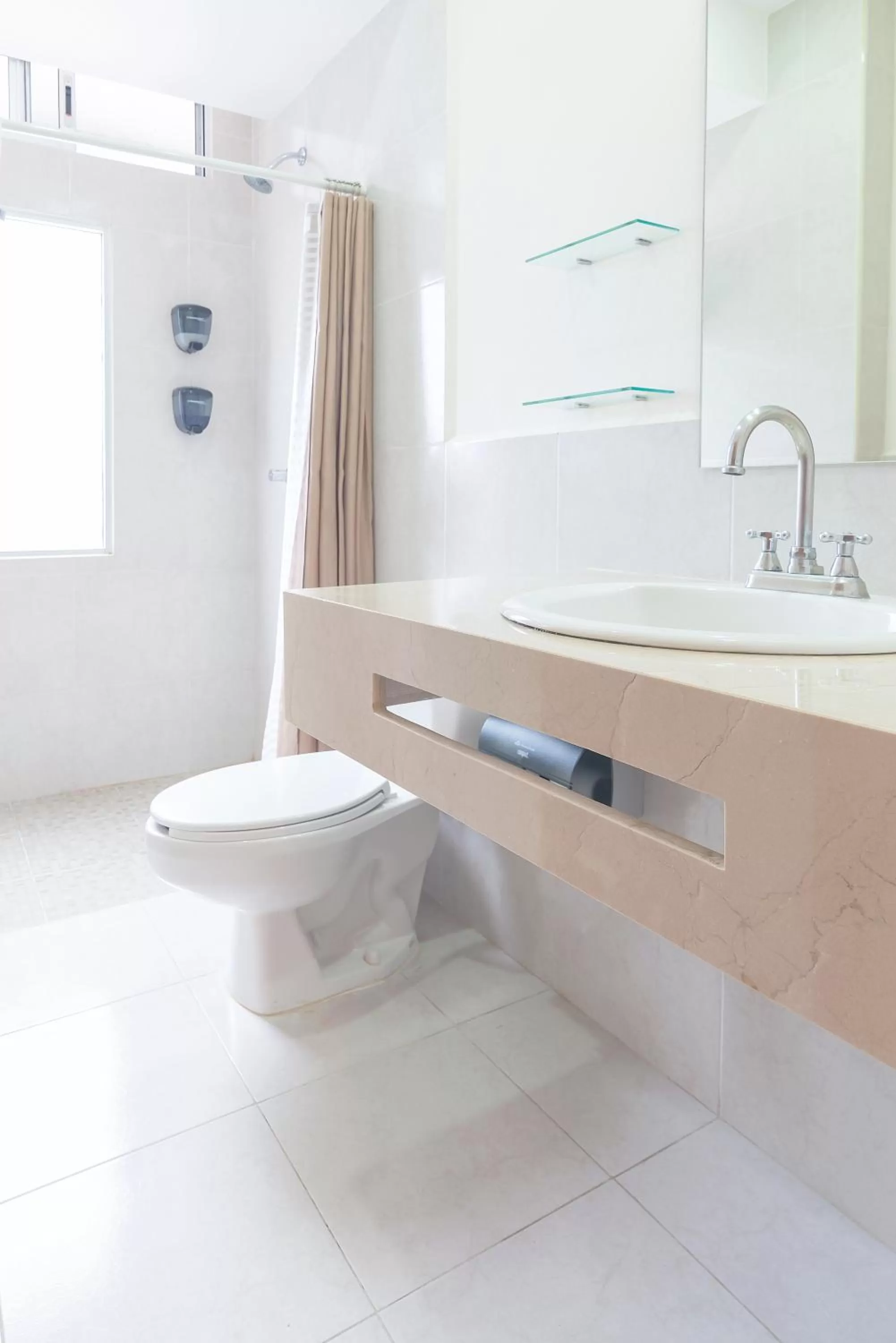 Bathroom in Hotel y Suites Nader