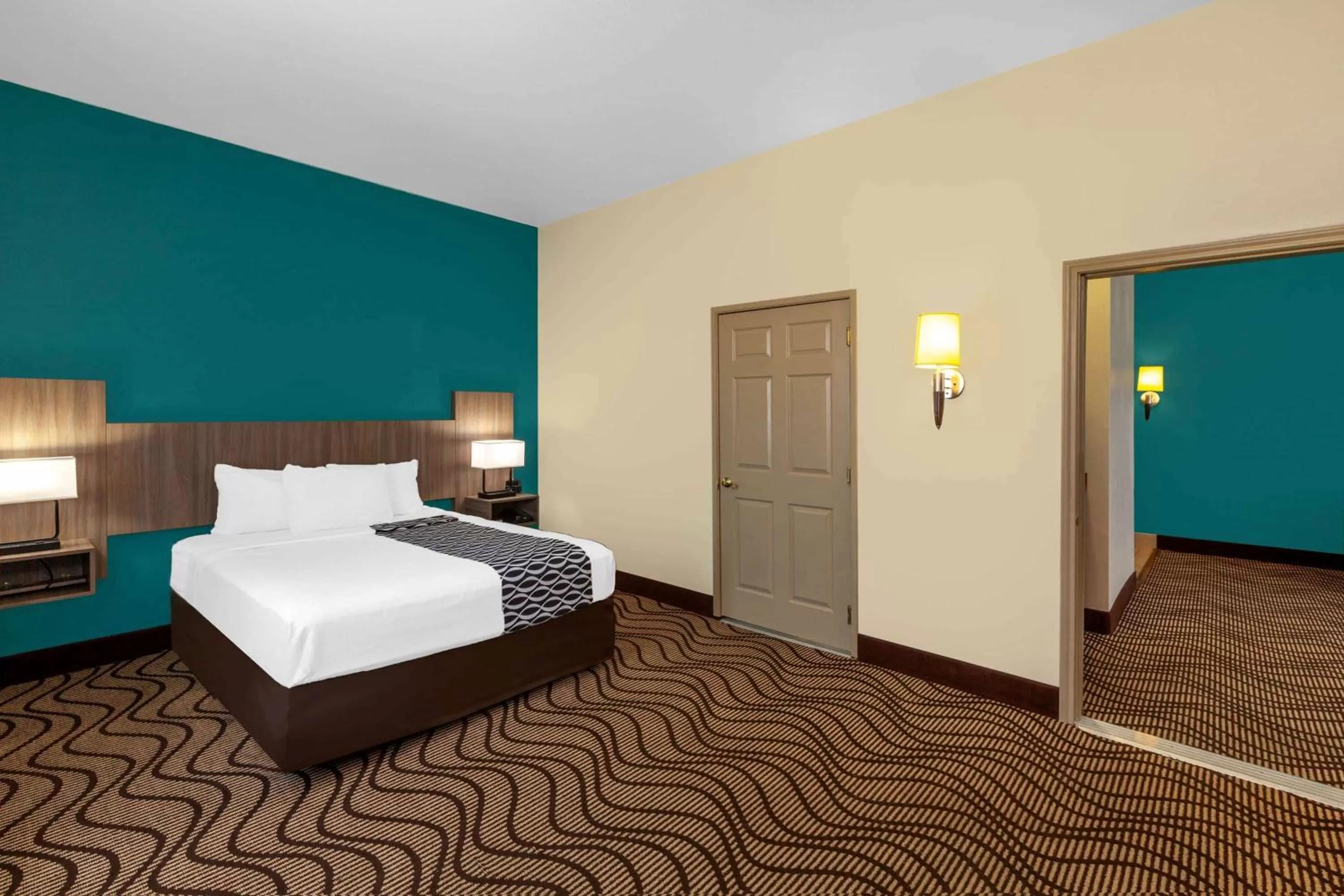 Photo of the whole room, Bed in La Quinta by Wyndham Midland North