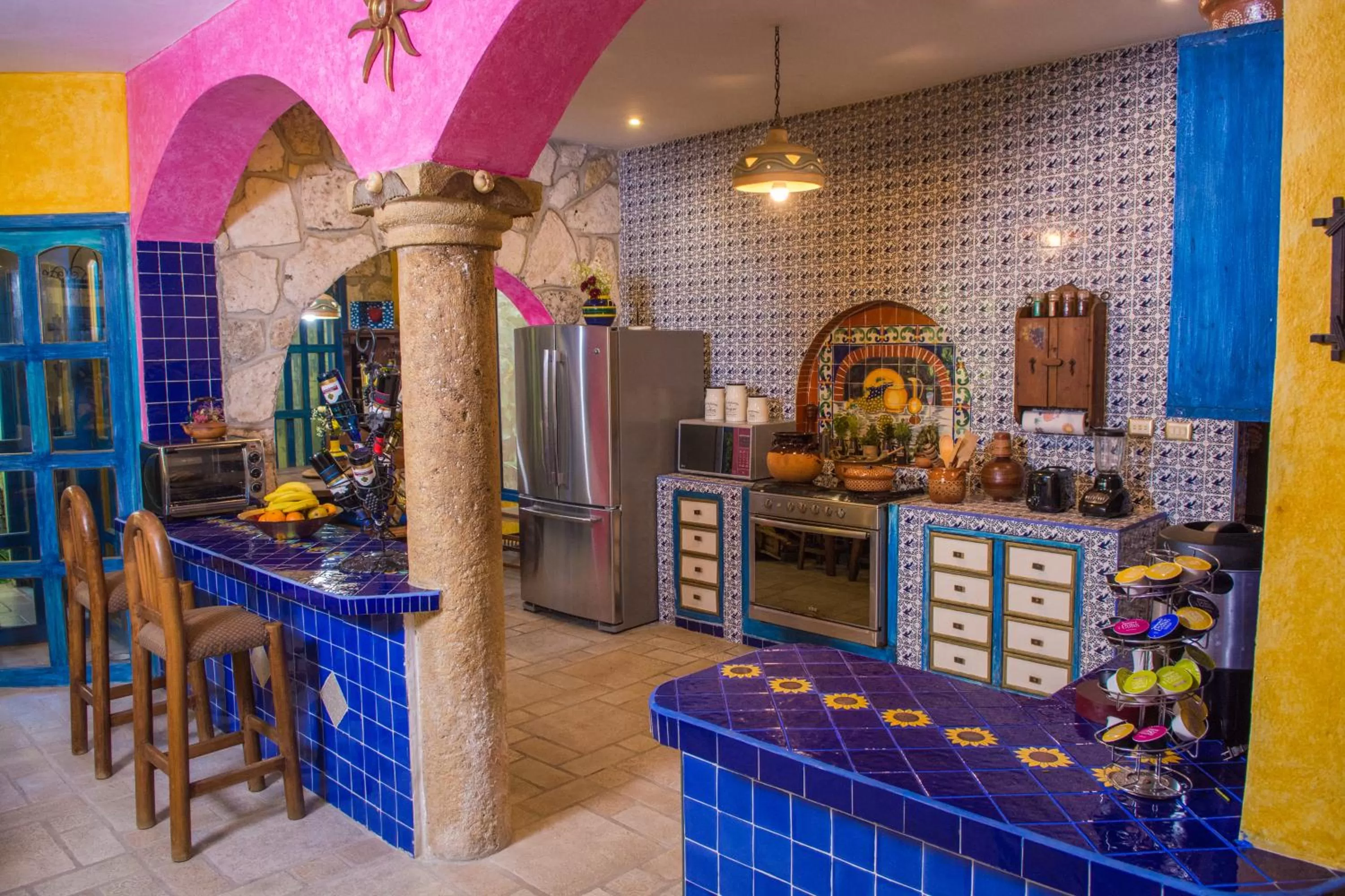 Communal kitchen in Hacienda Boutique B&B and Spa Solo Adultos