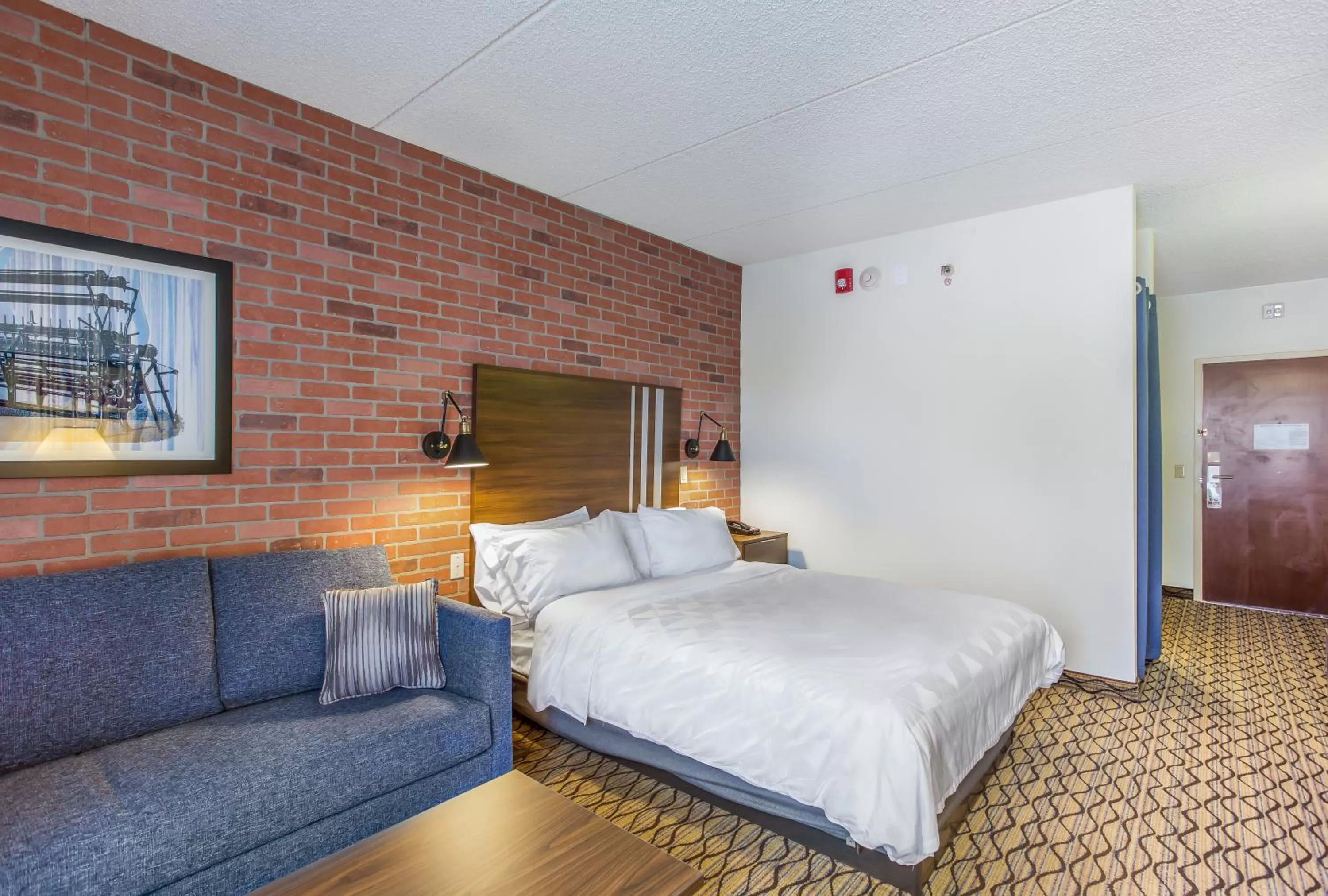 Photo of the whole room, Bed in Burrstone Inn, an Ascend Collection Hotel