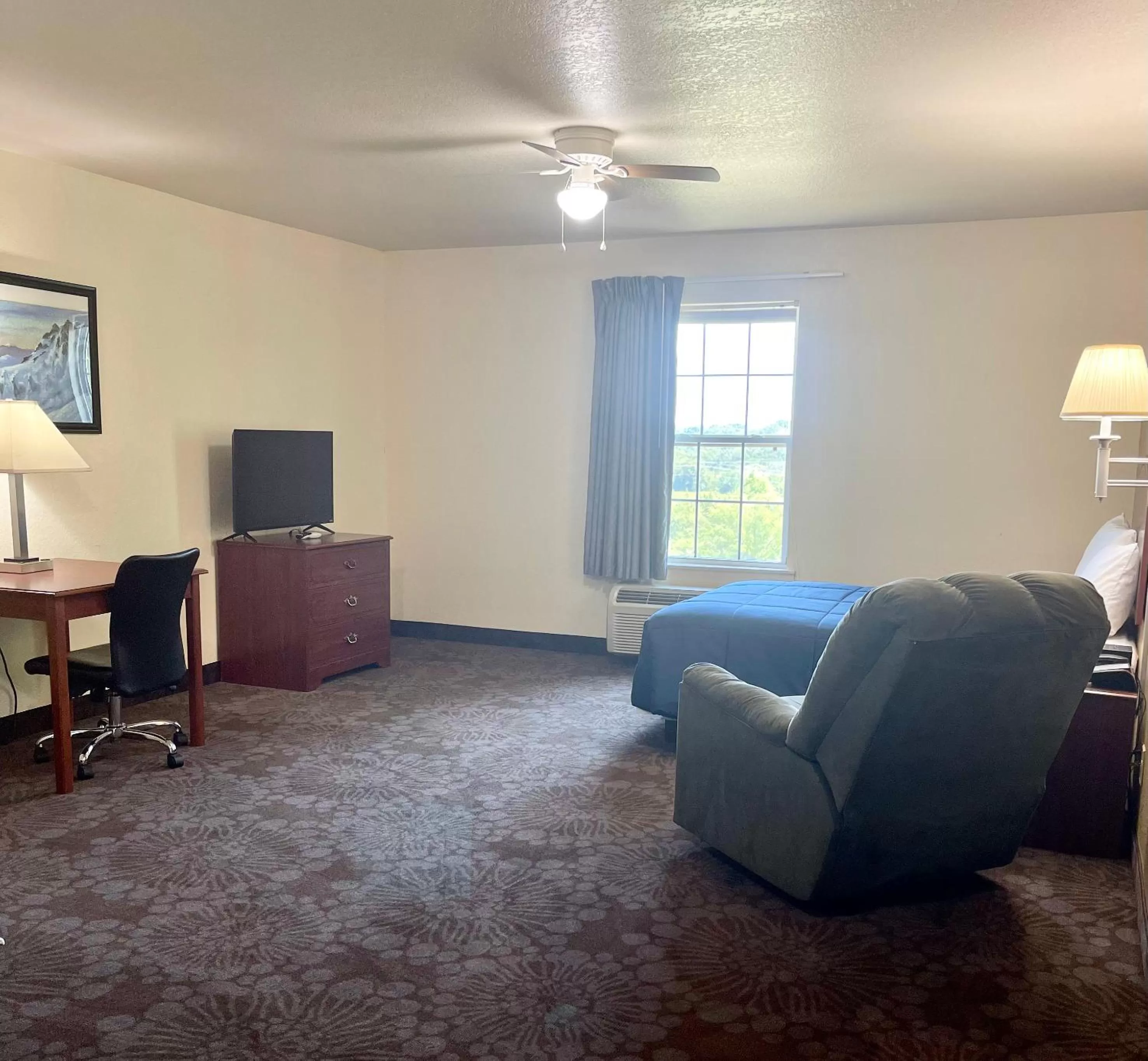 TV and multimedia in Candlelight Inn & Suites Hwy 69 near McAlester