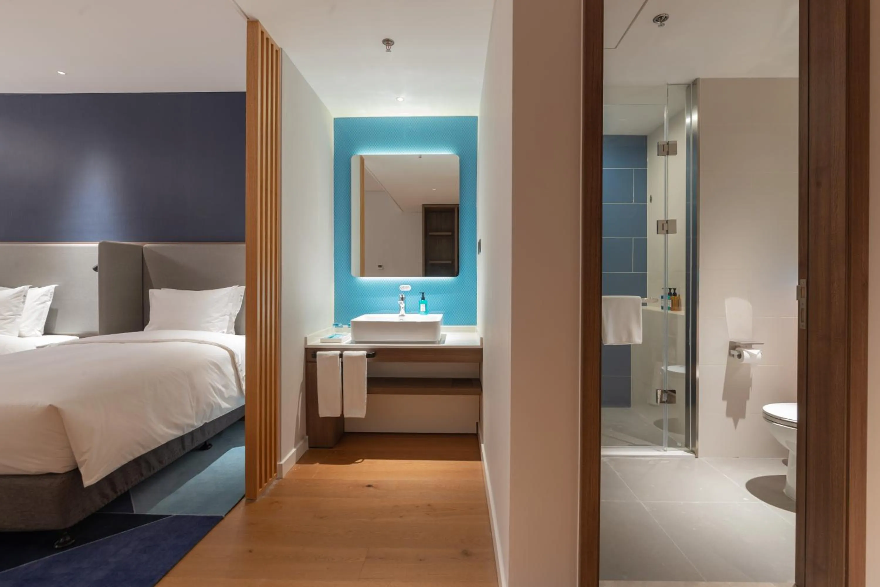 Photo of the whole room, Bed in Holiday Inn Express Linyi North New District by IHG