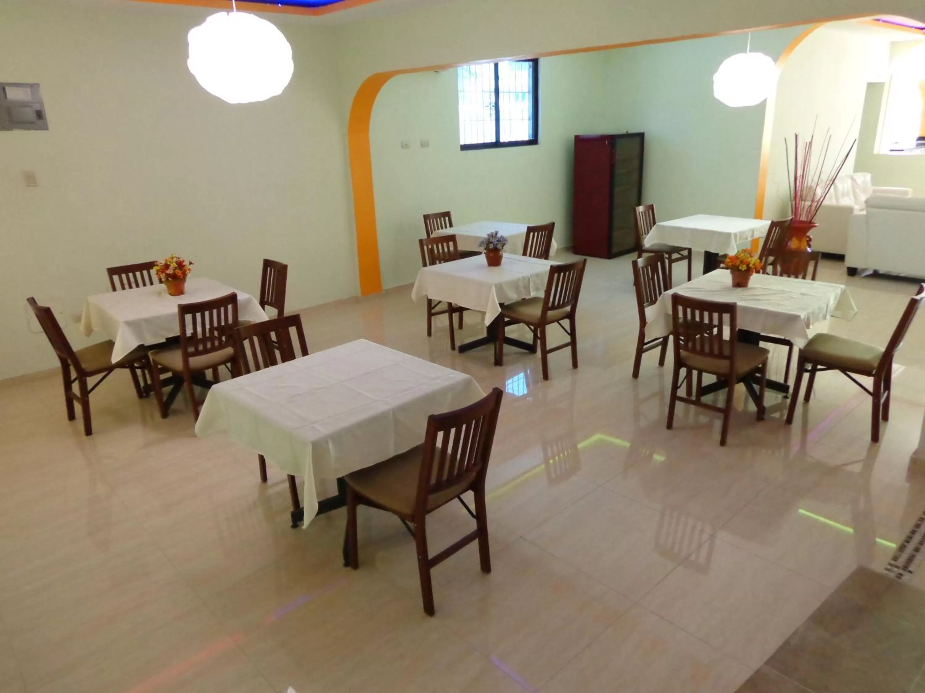 Restaurant/places to eat in Hotel Renacer