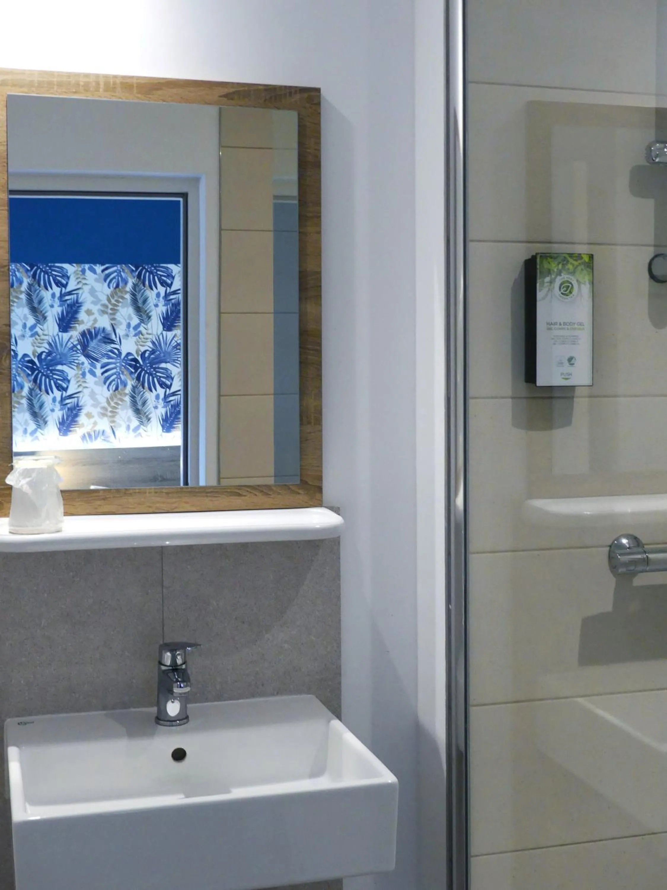 Bathroom in KYRIAD DIRECT TOULON OUEST - La Seyne sur Mer