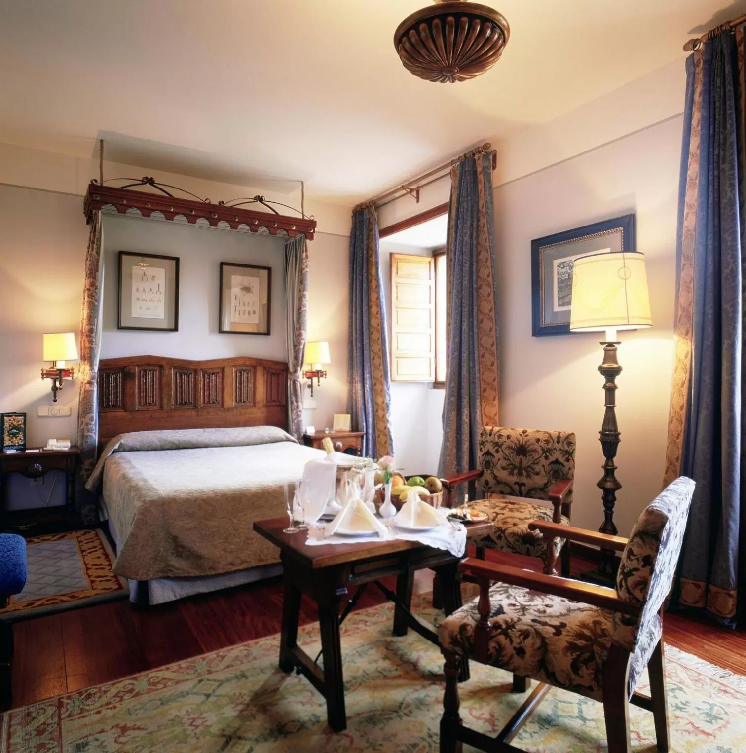 Photo of the whole room, Bed in Parador de Santiago - Hostal Reis Catolicos