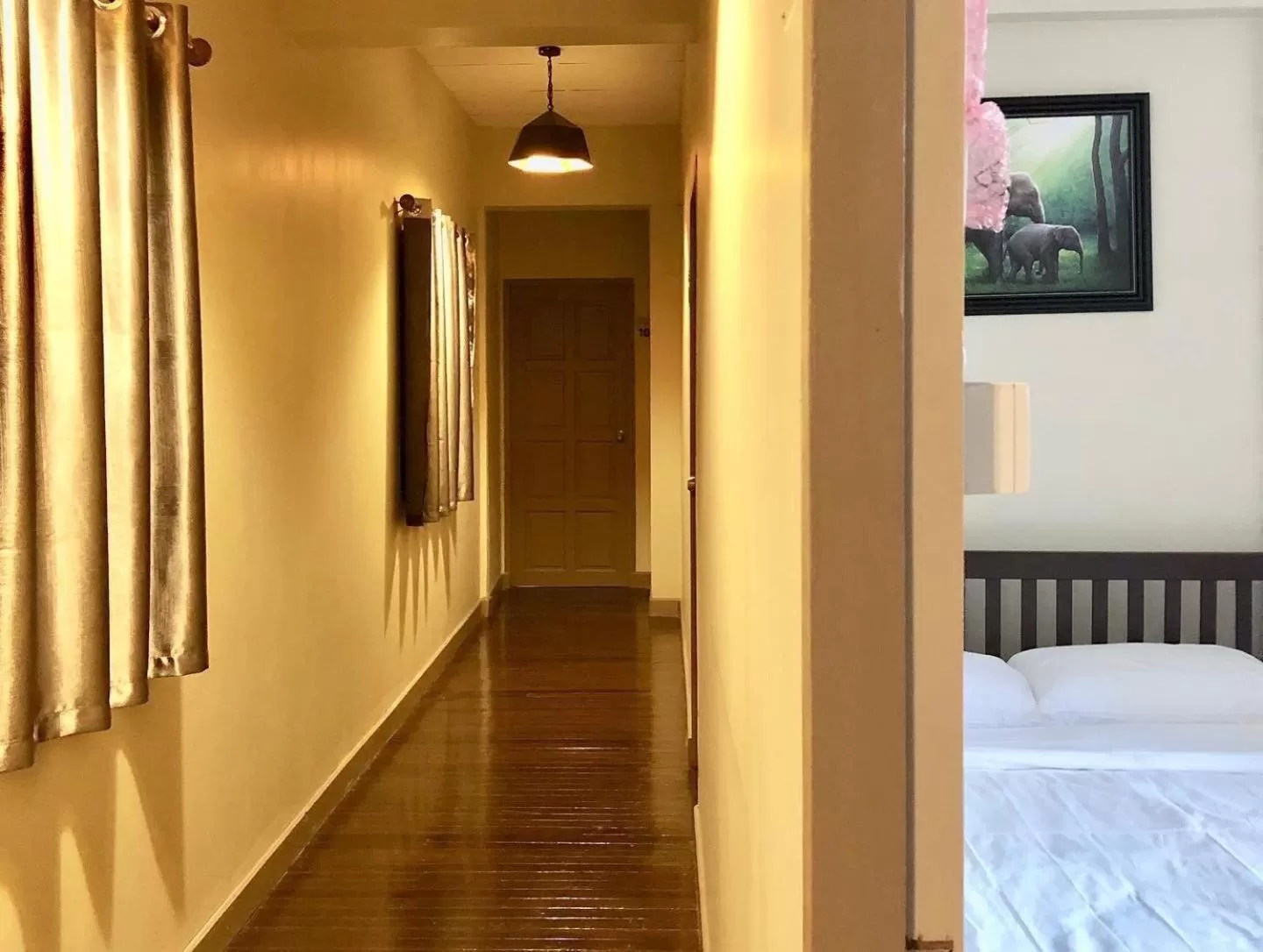 Property building, Bed in Achcha hotel - itsaraphap MRT station - Wat Arun