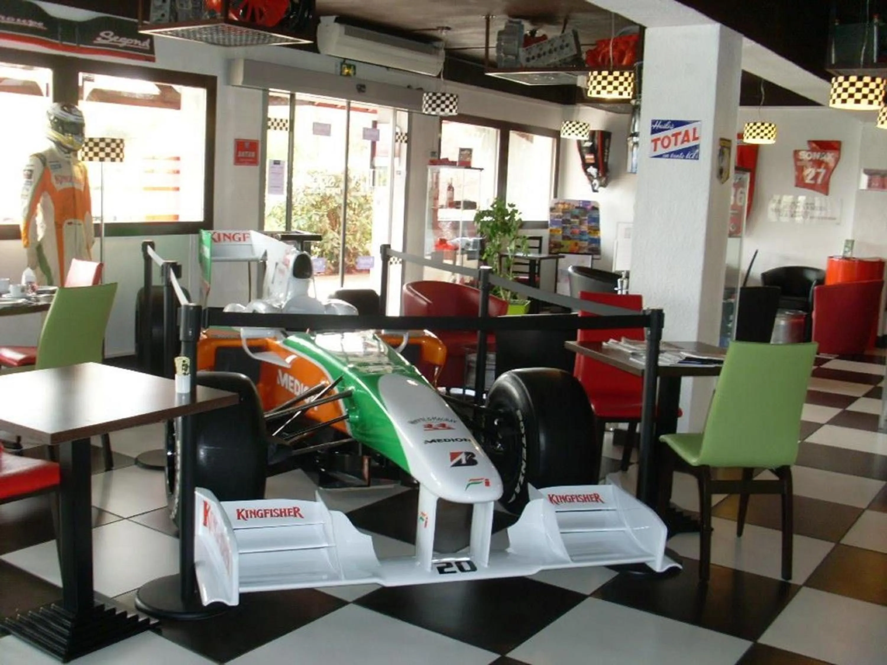 Restaurant/places to eat in Enzo Hotels Vierzon by Kyriad Direct