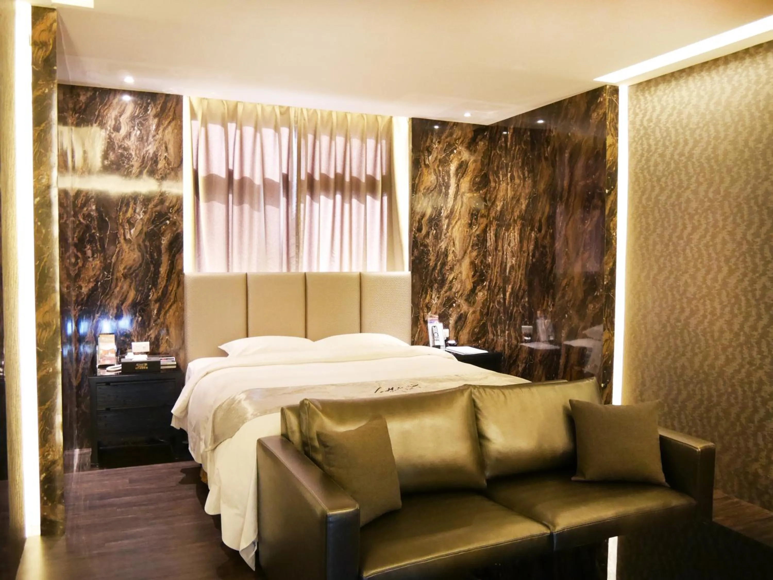 Photo of the whole room, Bed in Refinement Motel