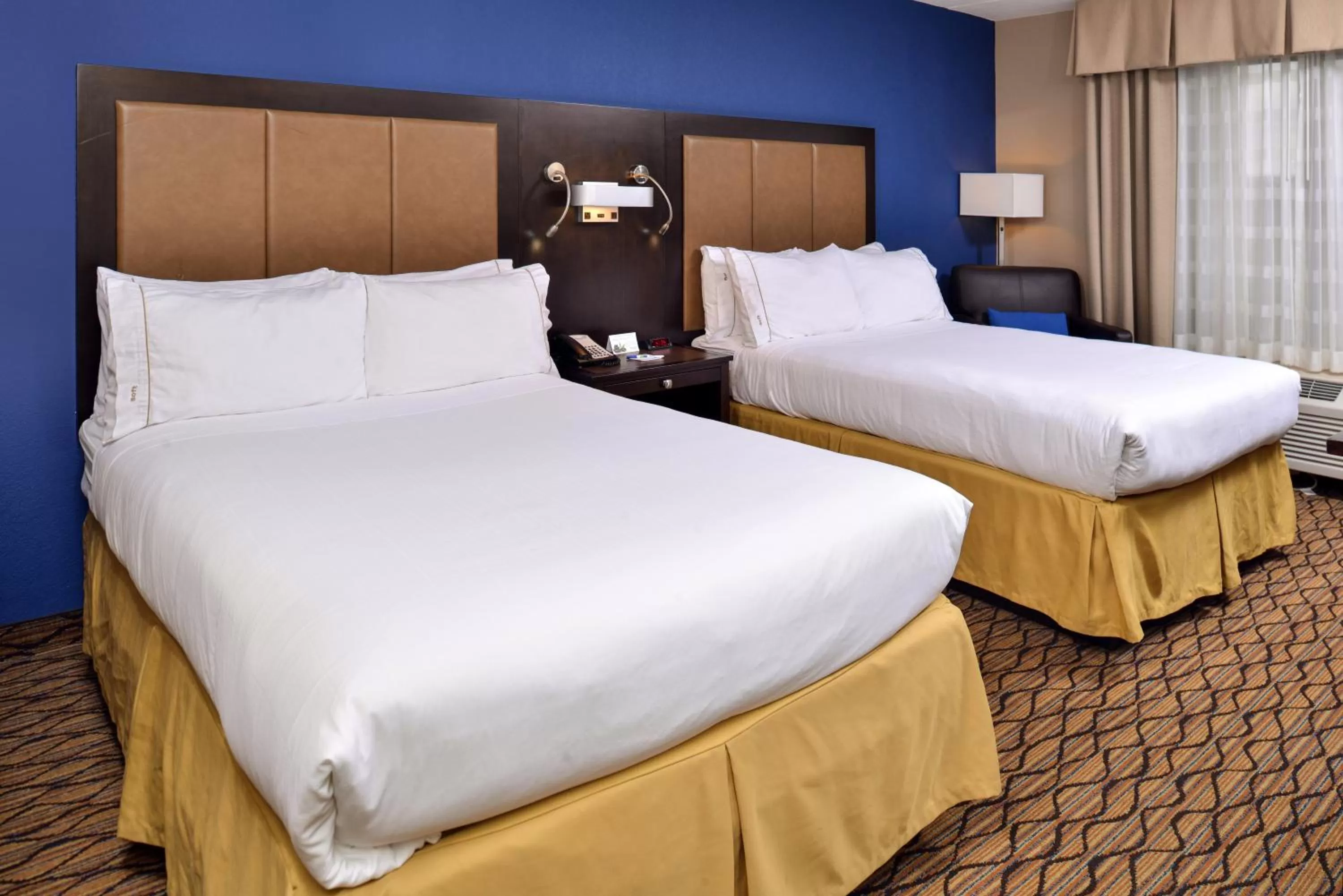 Photo of the whole room, Bed in Holiday Inn Express Hunt Valley by IHG