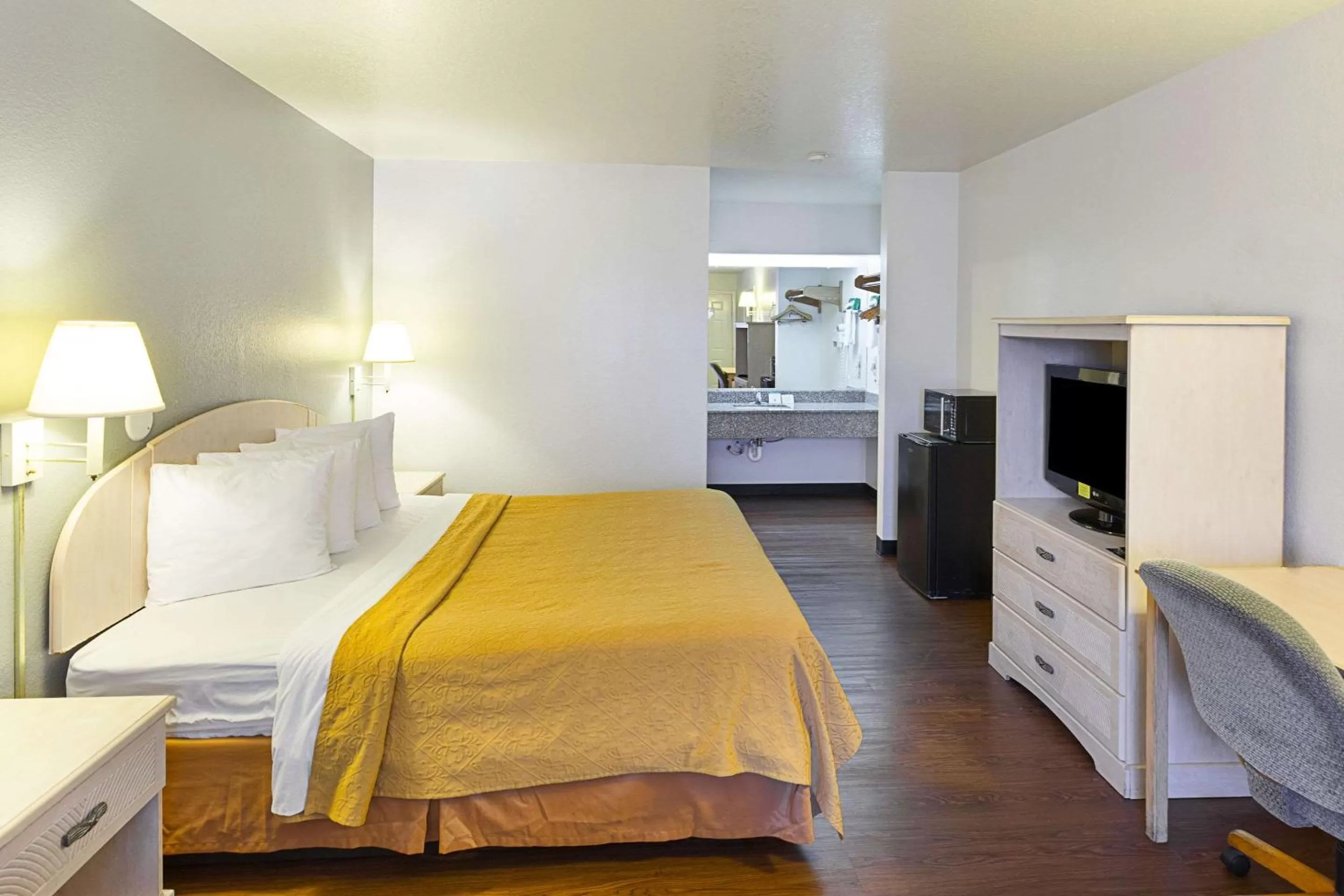 Photo of the whole room, Bed in Econo Lodge San Antonio South